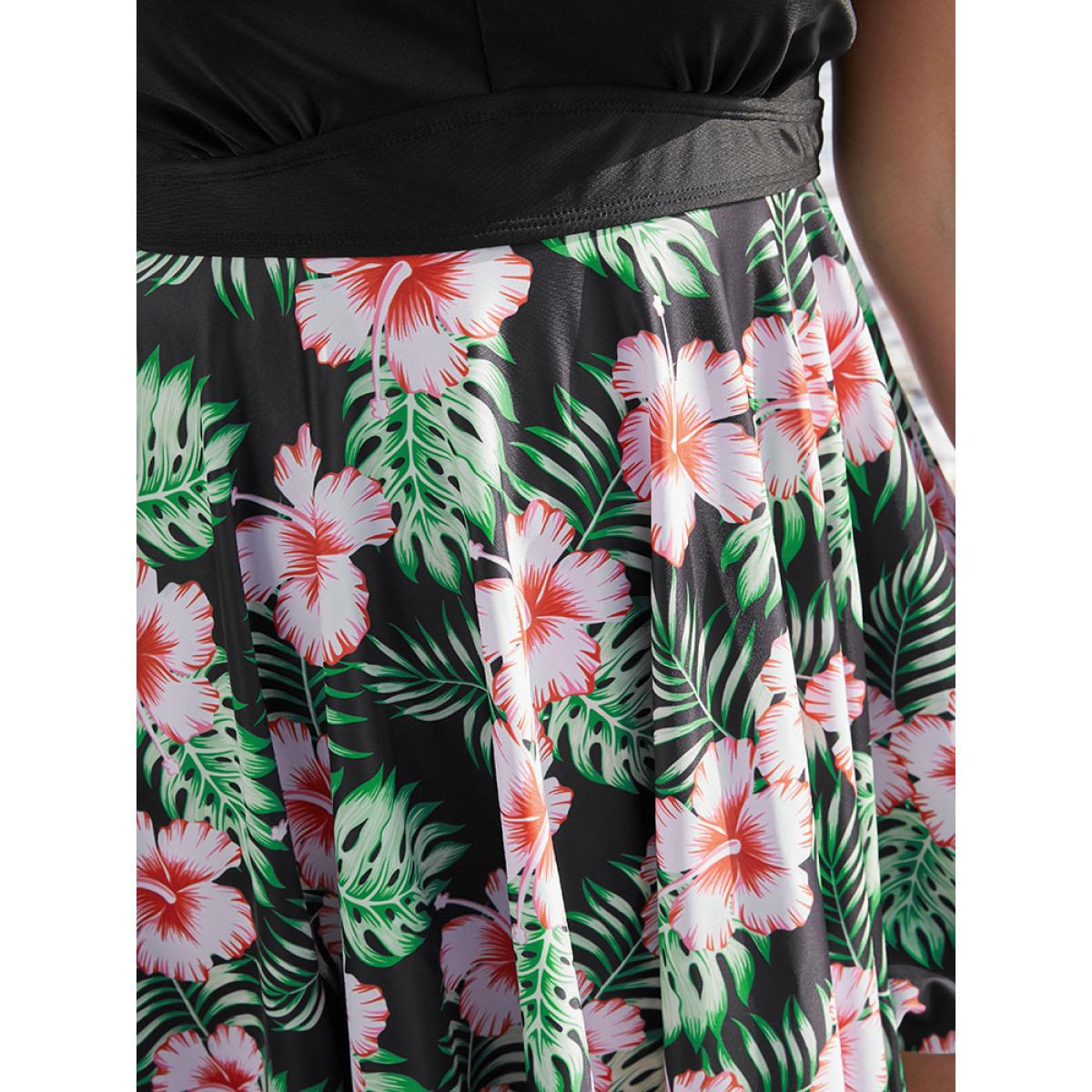 Plus Size Tropical Print Ruffle Trim Hanky Hem Tankini Top Women's Swimwear BlackFlower Vacation Adjustable Straps High stretch Bodycon U-neck Curve Swim Tops BloomChic 10/M Product Image