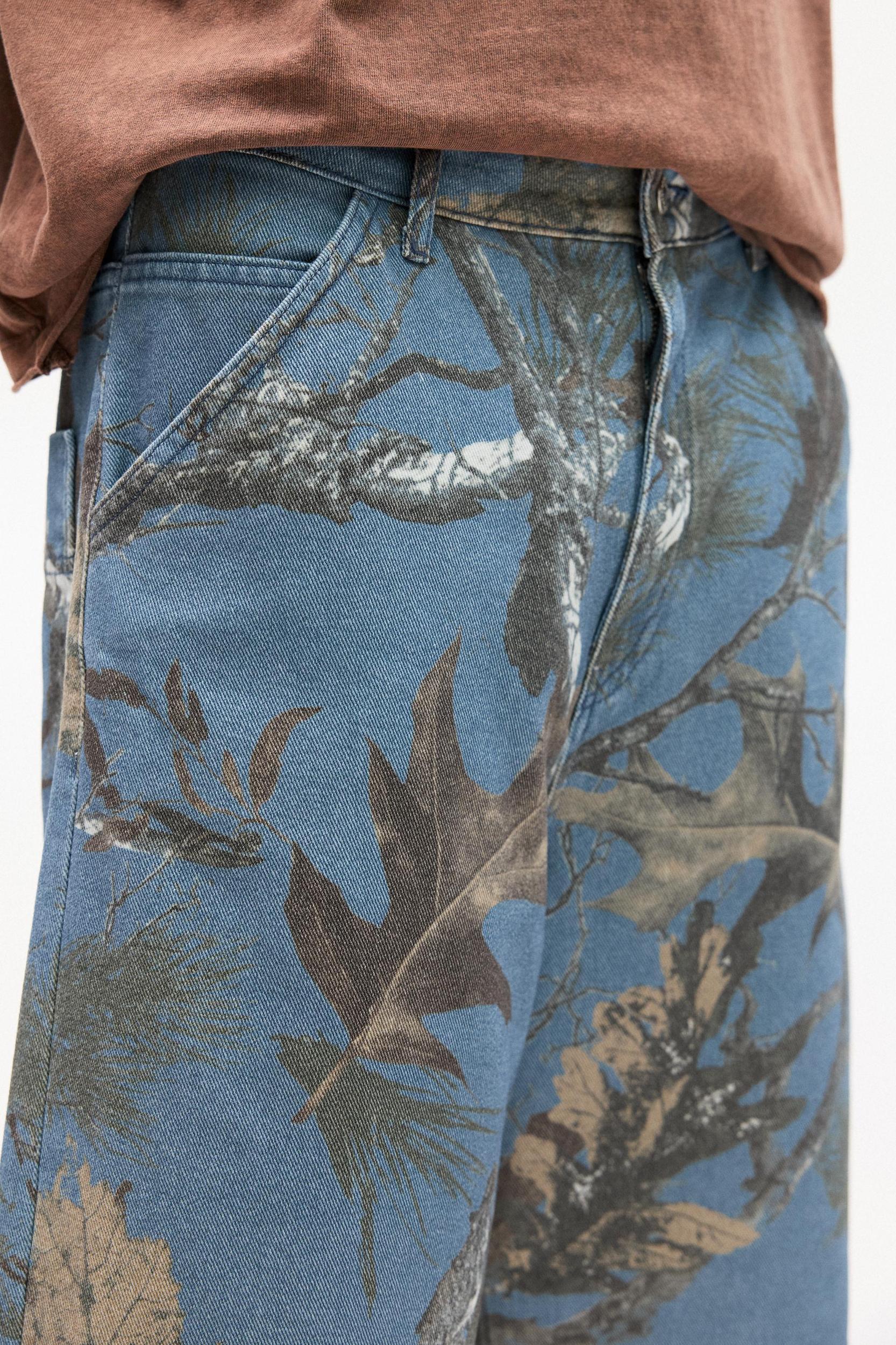 Leaf print baggy Bermuda shorts Product Image
