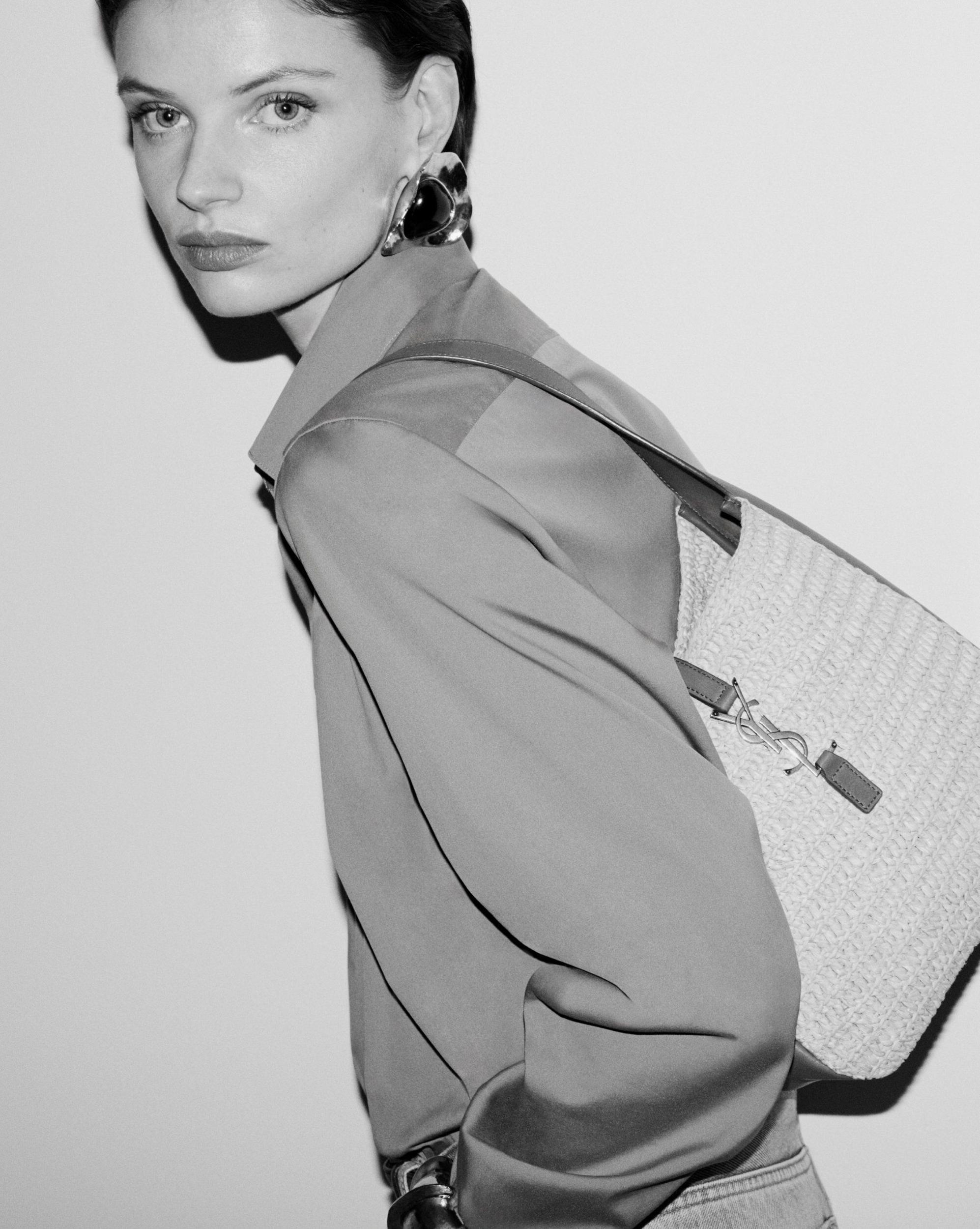 LE 5 À 7 supple small in raffia and leather Product Image