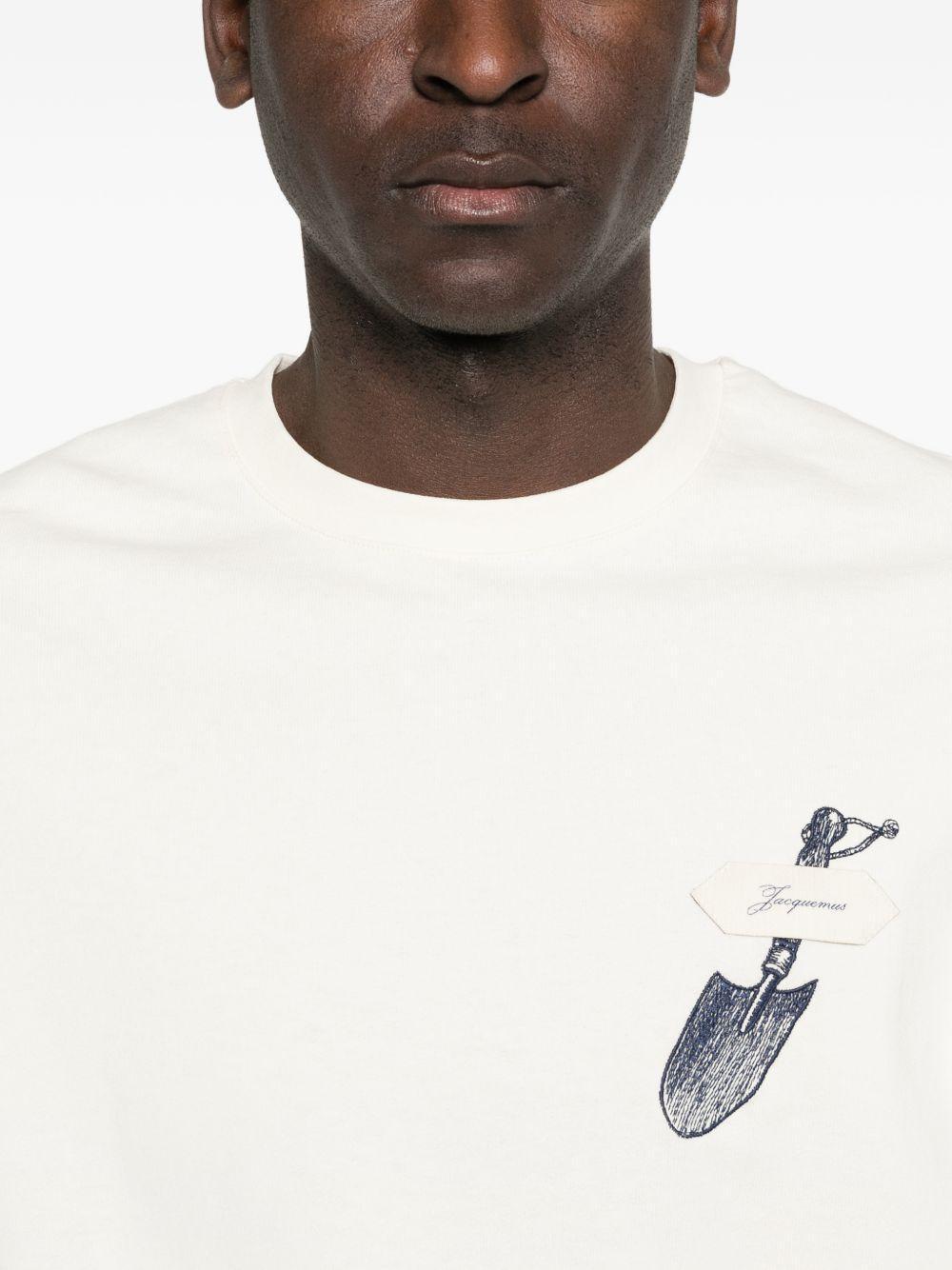 JACQUEMUS Graphic Print Crew Neck Short Sleeve T-shirt In White Product Image