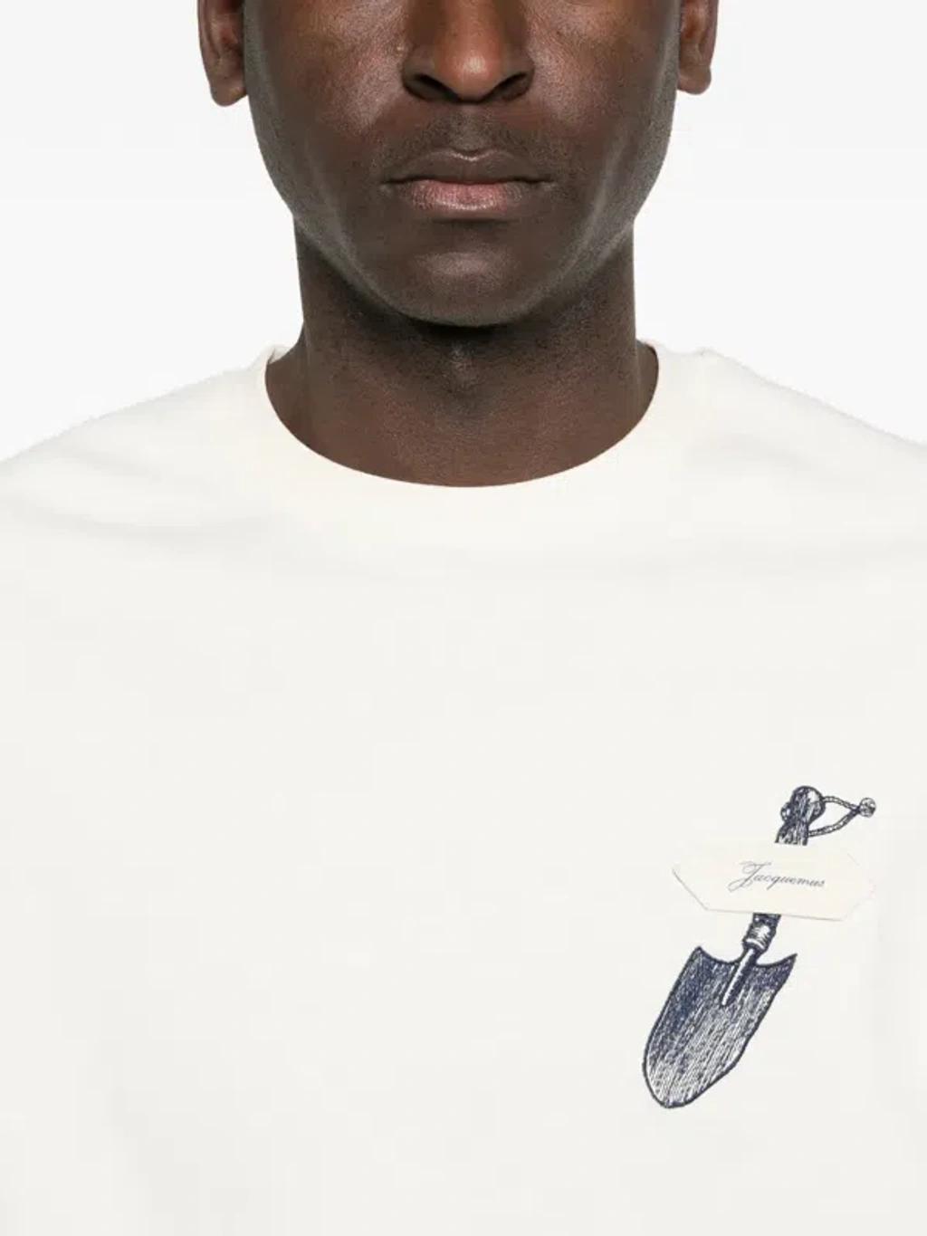 JACQUEMUS Graphic Print Crew Neck Short Sleeve T-shirt In White Product Image