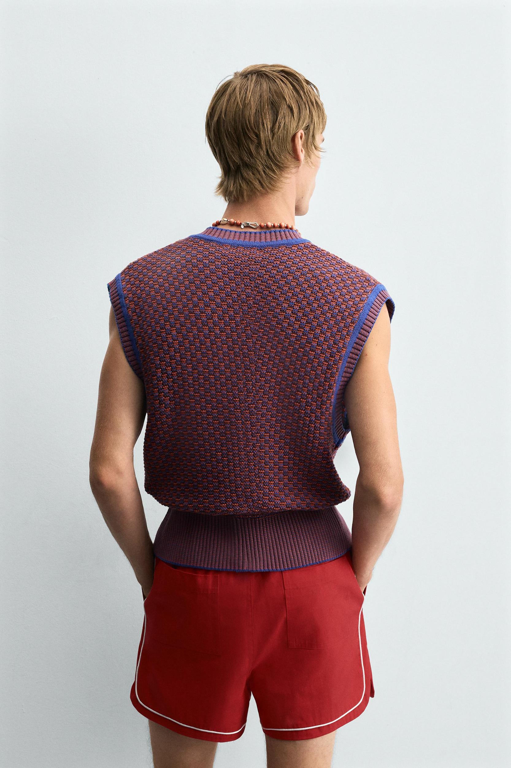 CONTRAST KNIT VEST Product Image