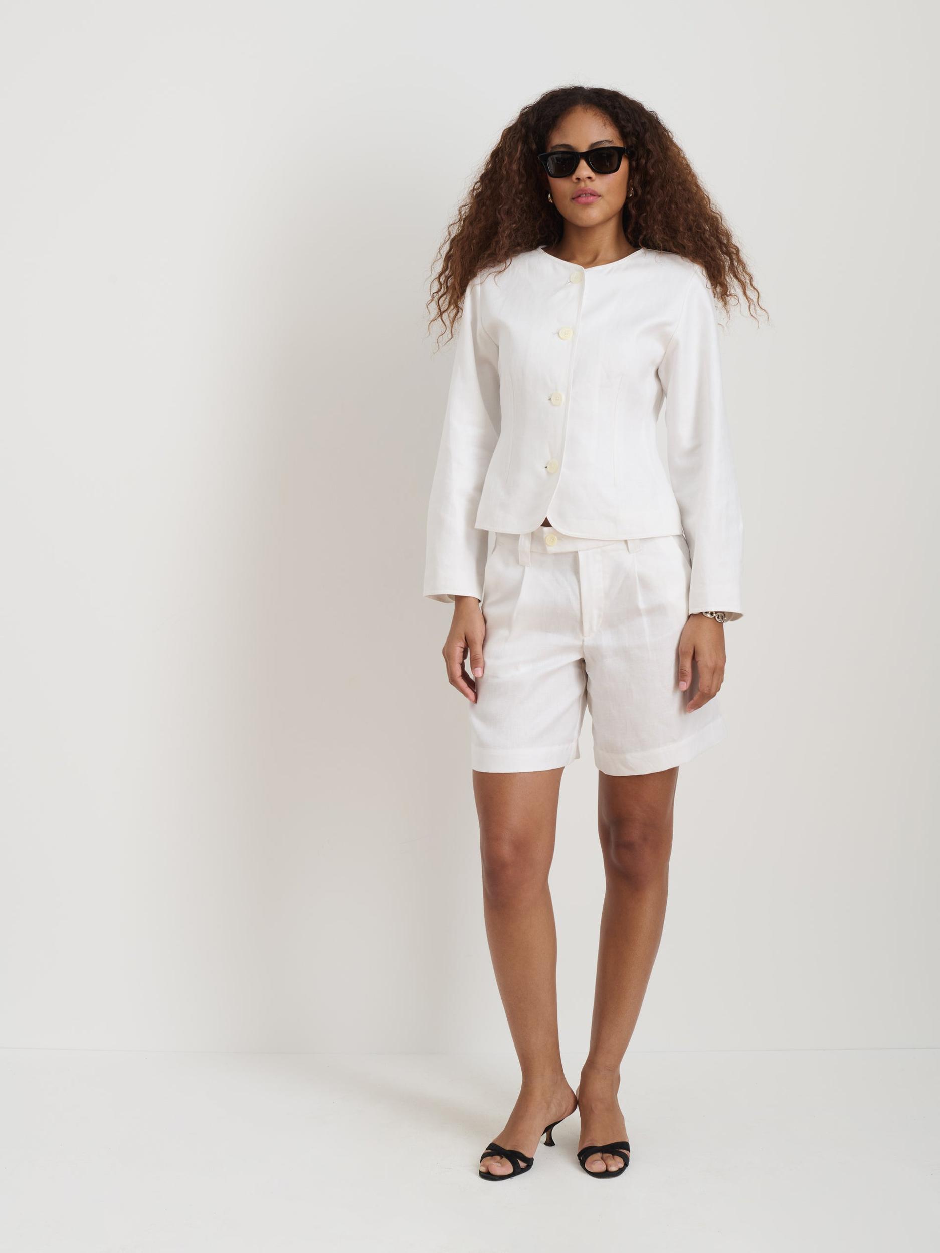 Luna Pleated Short In Linen Product Image