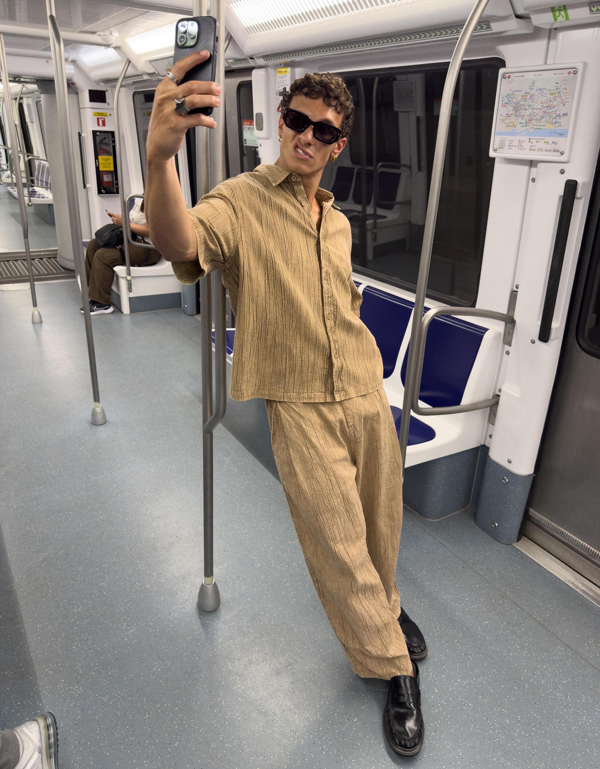 Wide-leg pleated pants Product Image