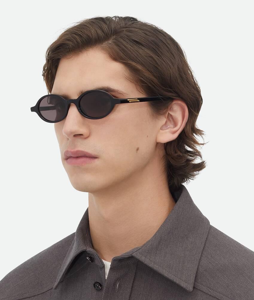 Classic Oval Sunglasses in Black/grey Product Image