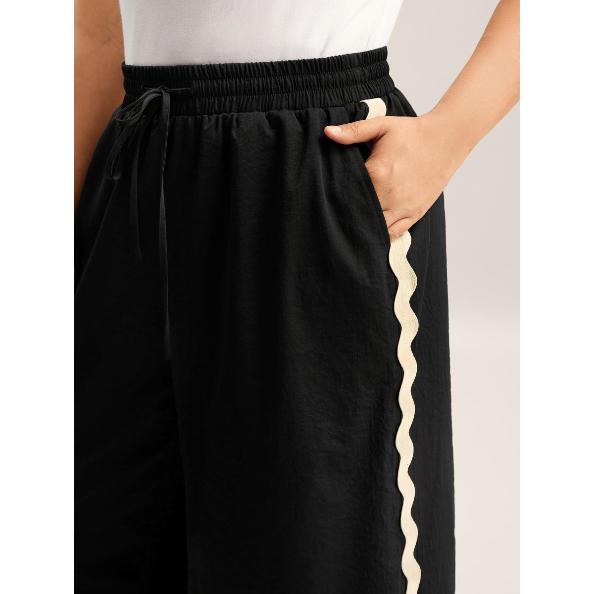 Plus Size Color Contrast Detail Wide-Leg Pants Women Black Casual Wide Leg Mid Rise Everyday-Casual Pants BloomChic 26/4X Product Image