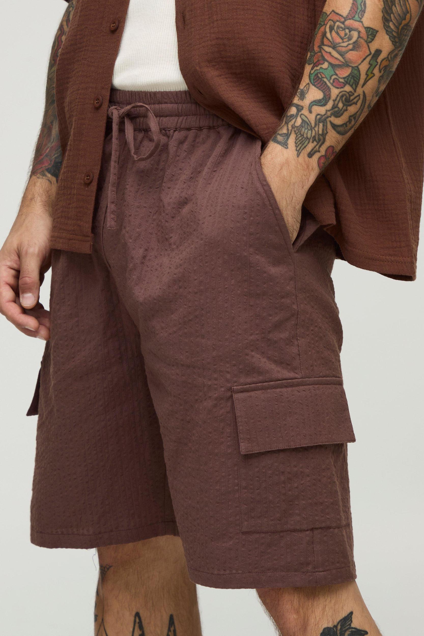 Relaxed Elasticated Waist Seersucker Cargo Short | boohooMAN USA Product Image