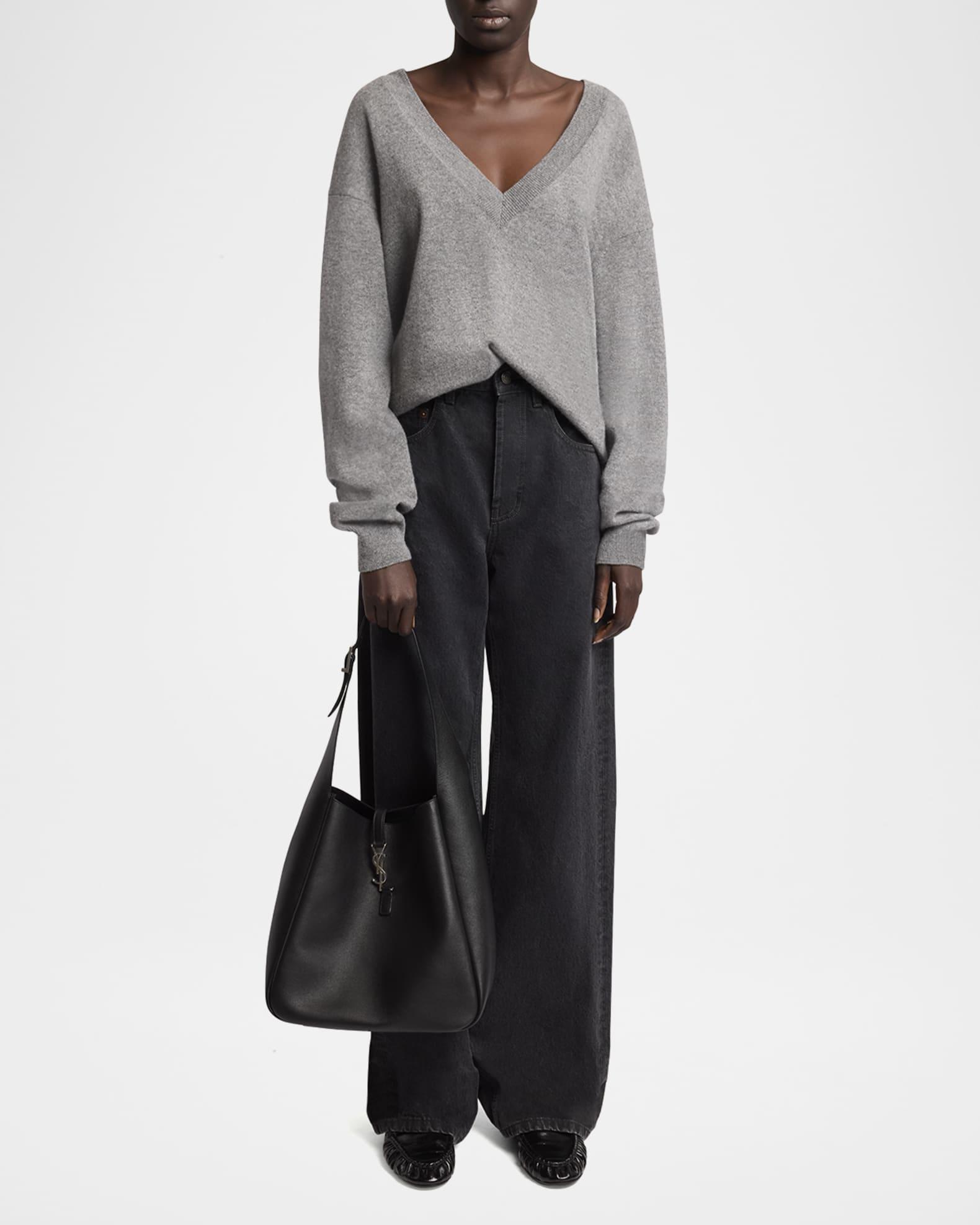 Le 5 À 7 Large Hobo Bag in Smooth Leather Product Image