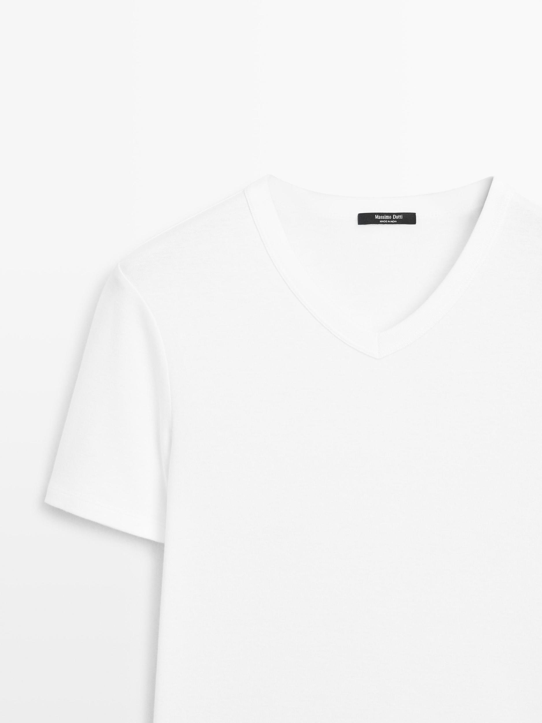 100% cotton V-neck T-shirt Product Image