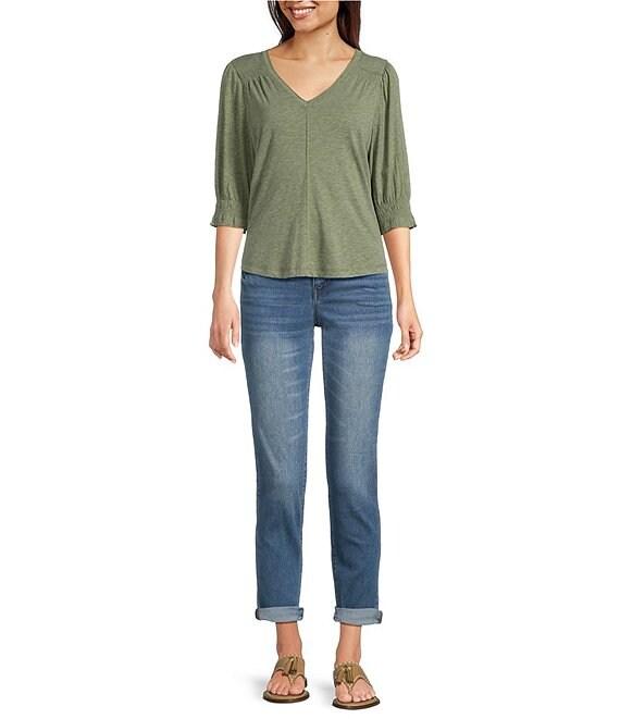 Democracy Petite Size Solid Relaxed Knit V-Neck Elbow Sleeve Top Product Image