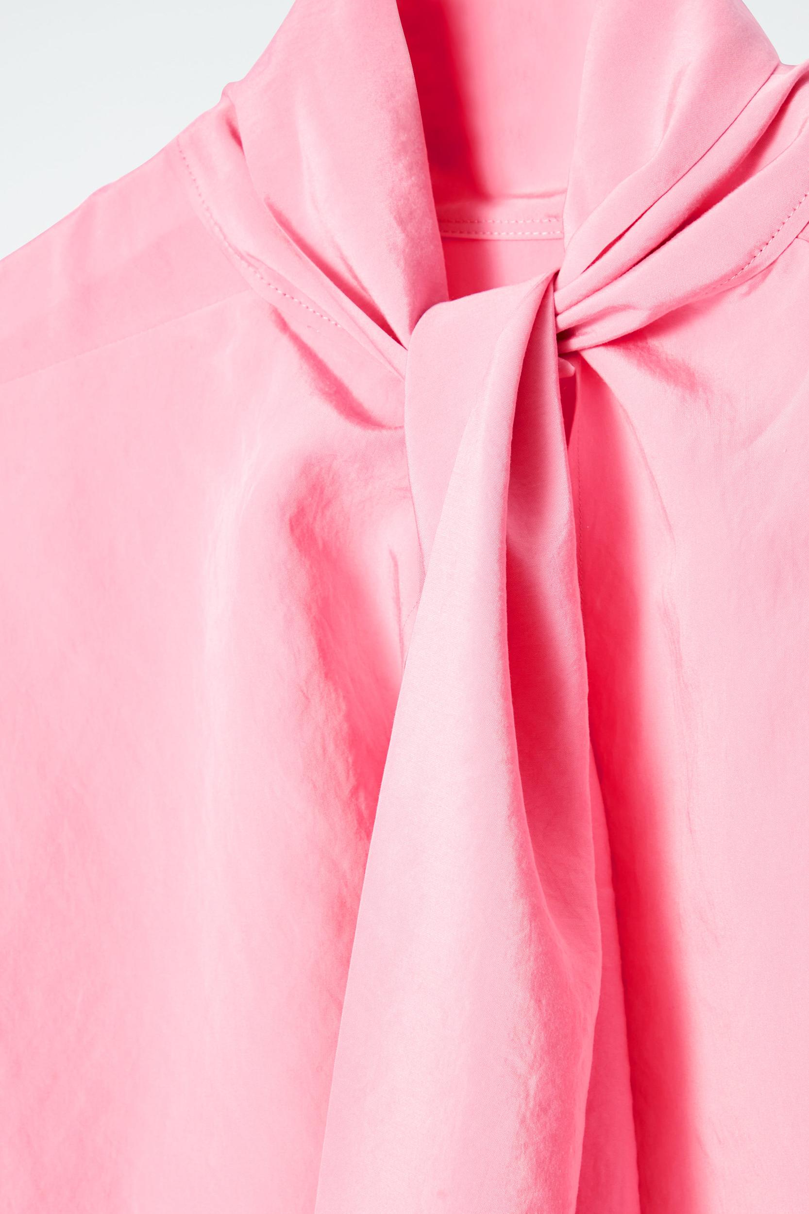 NECK-TIE CIRCLE-CUT BLOUSE Product Image