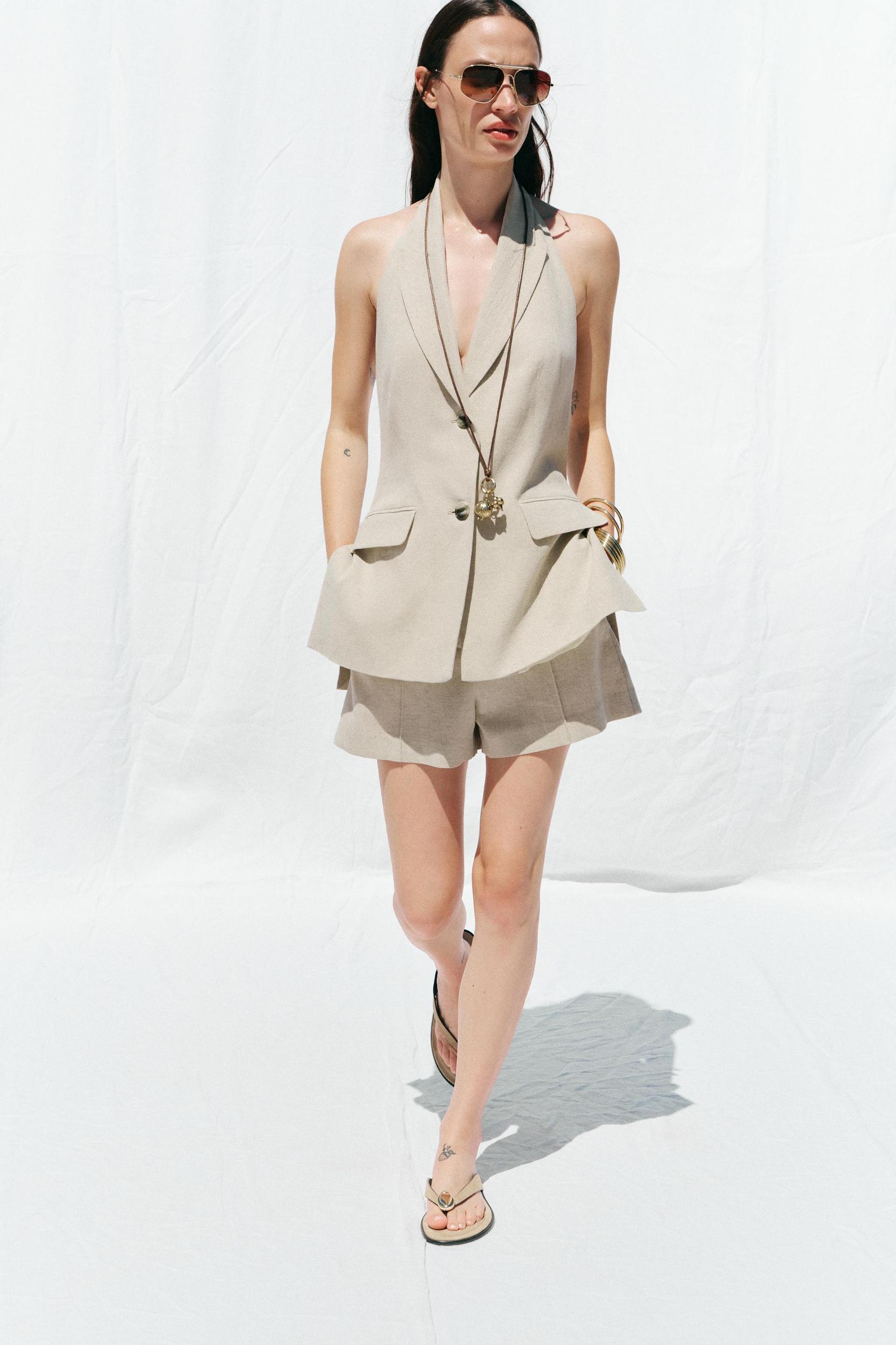 HIGH-WAISTED SEAM SHORTS Product Image