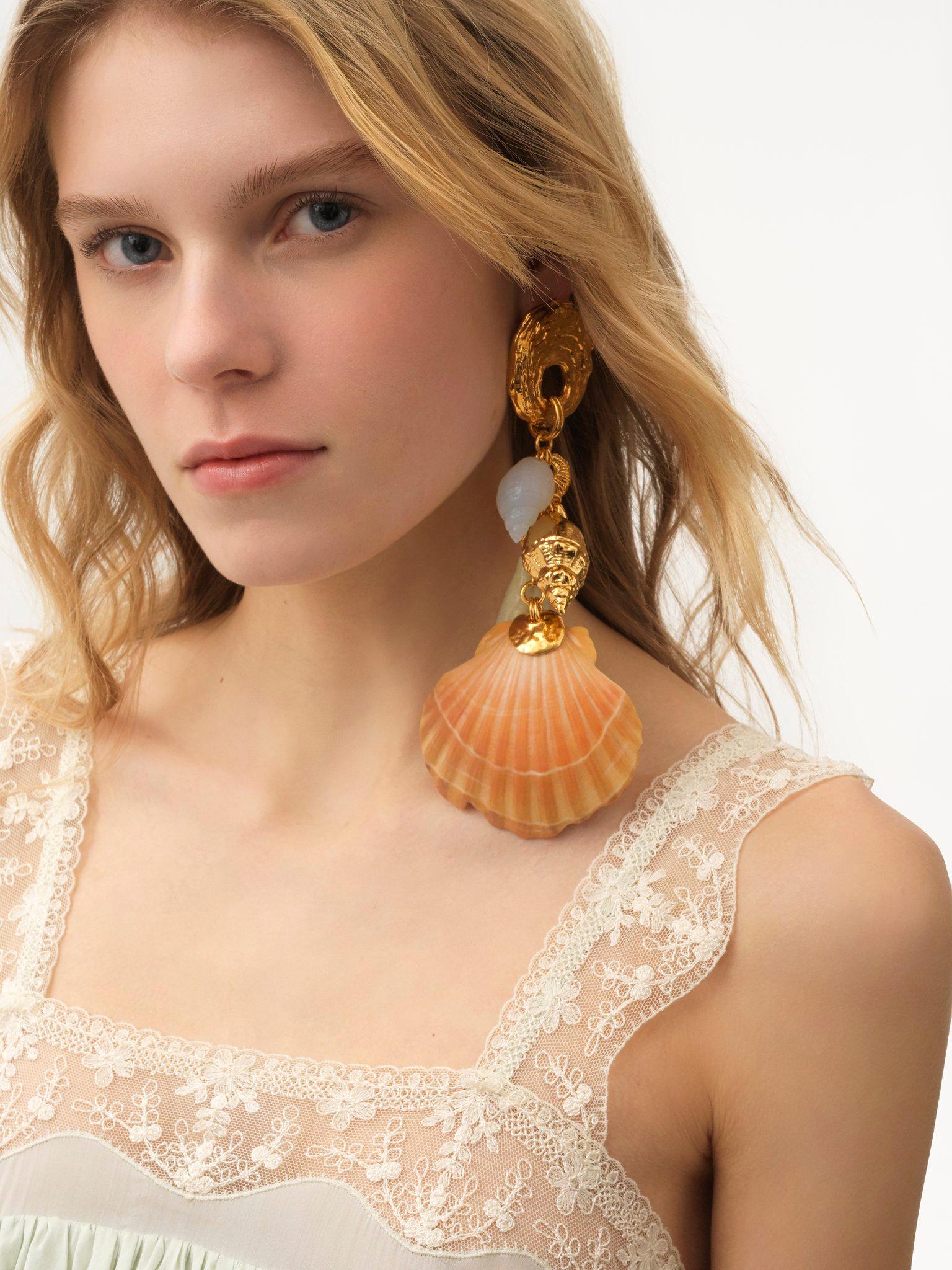 The Chloé Shells mono earring Product Image