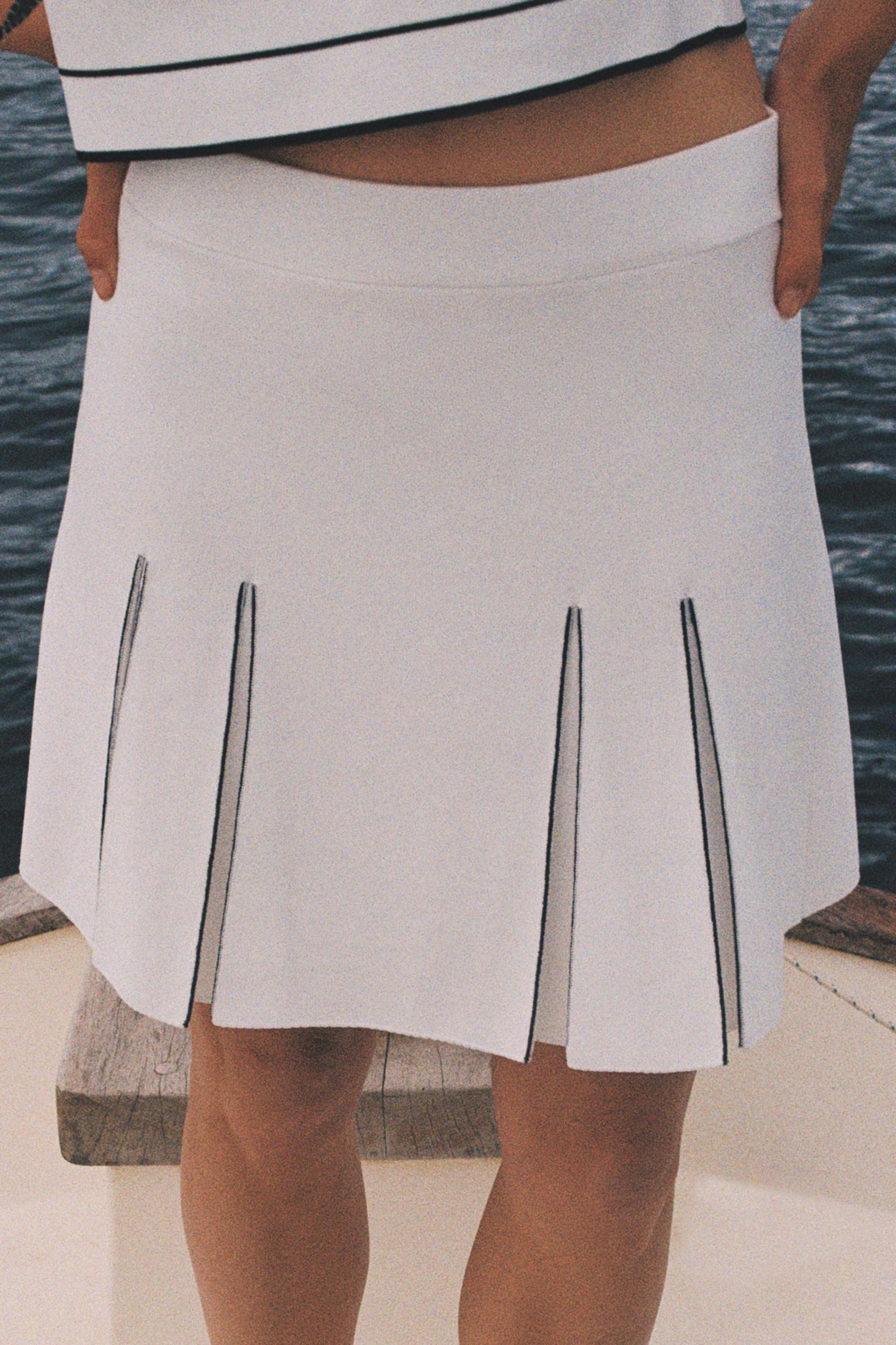 CONTRAST TRIM KNIT MINI SKIRT Product Image