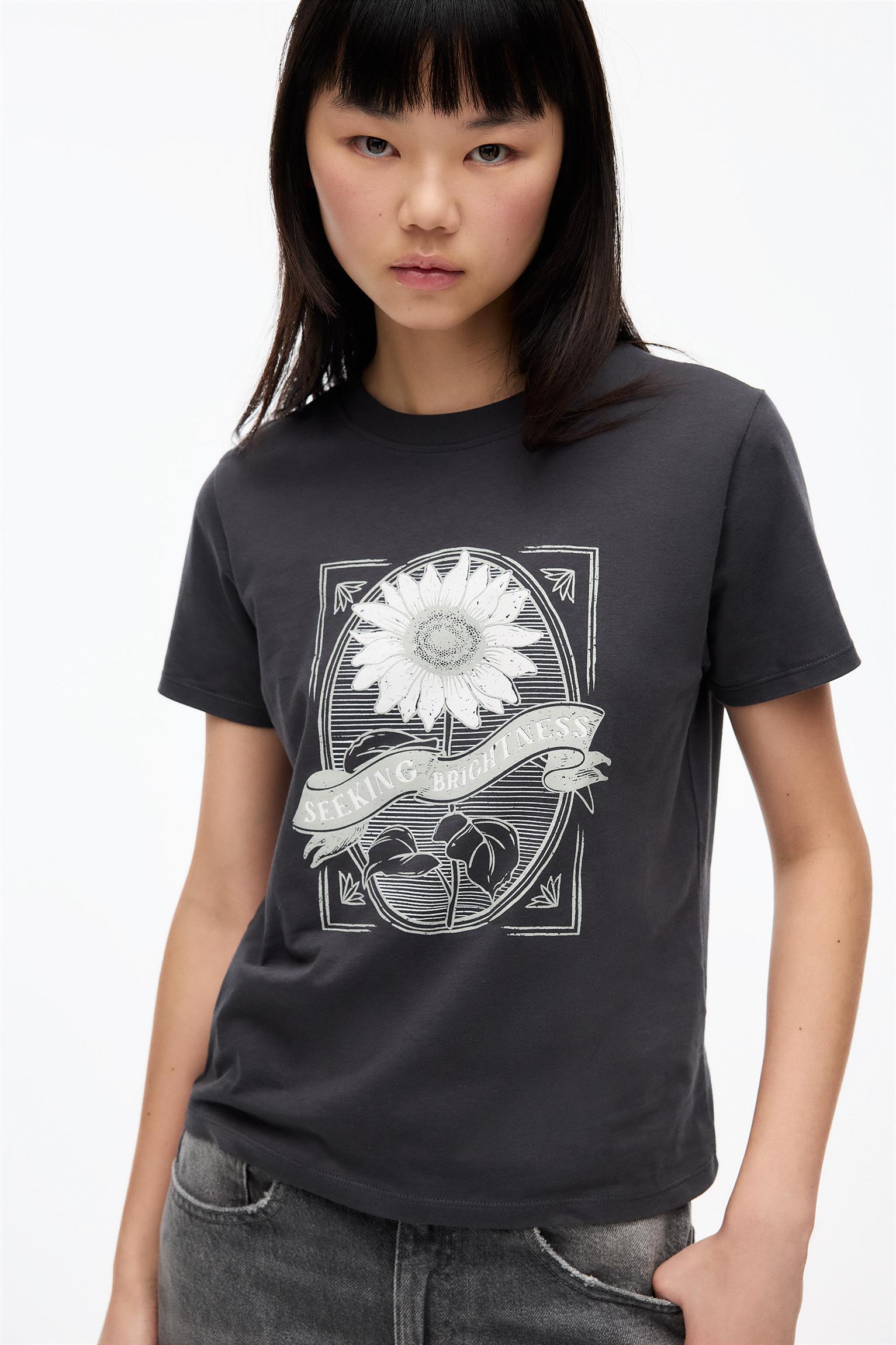 Retro flower T-shirt Product Image