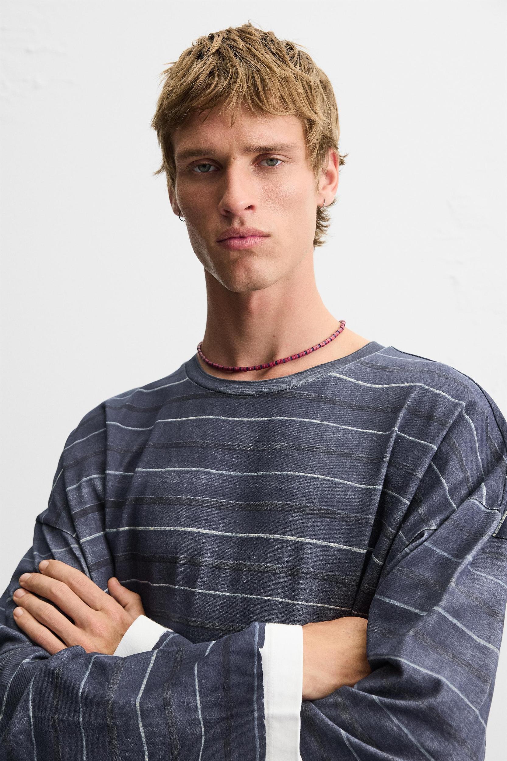 STRIPE PRINT T-SHIRT Product Image