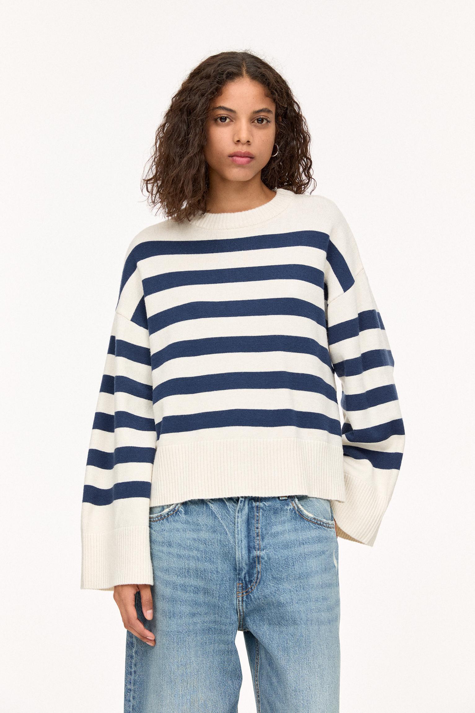 Sweater with wide sleeves Product Image