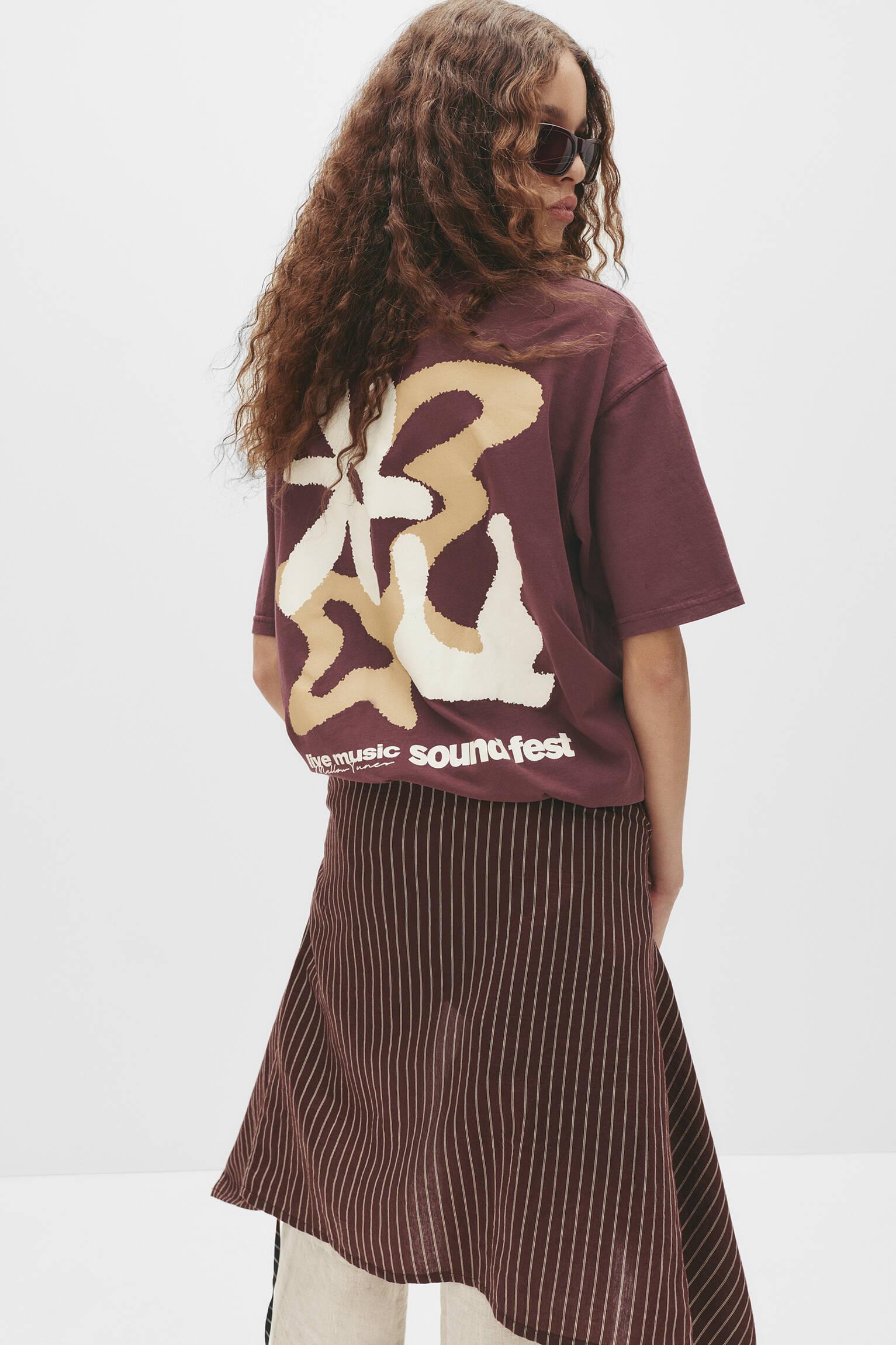 T-shirt with flower graphic Product Image