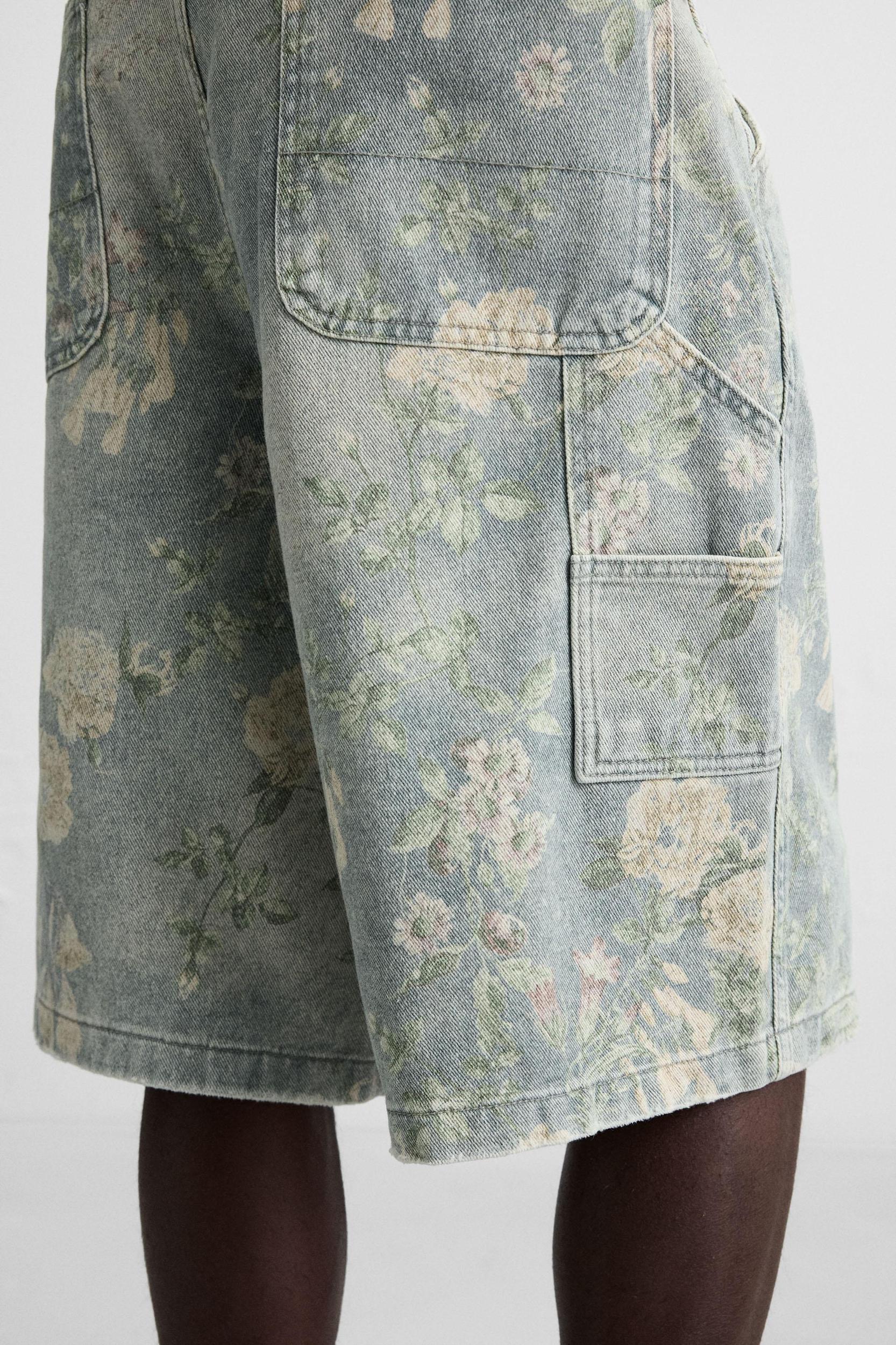 FLORAL PRINT CARPENTER POCKET BERMUDA SHORTS Product Image