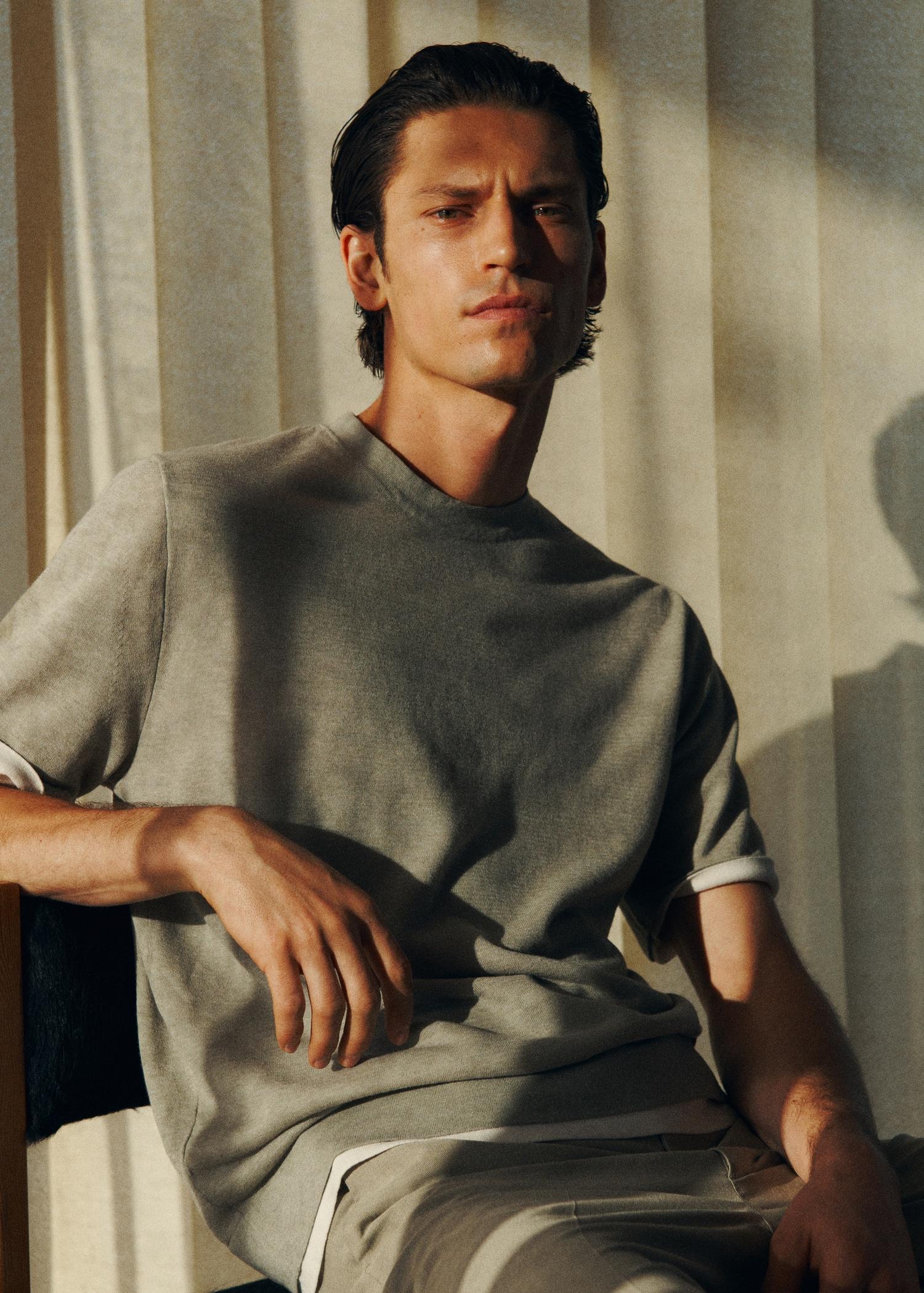 Contrasting cotton-blend T-shirt - Men | MANGO USA Product Image