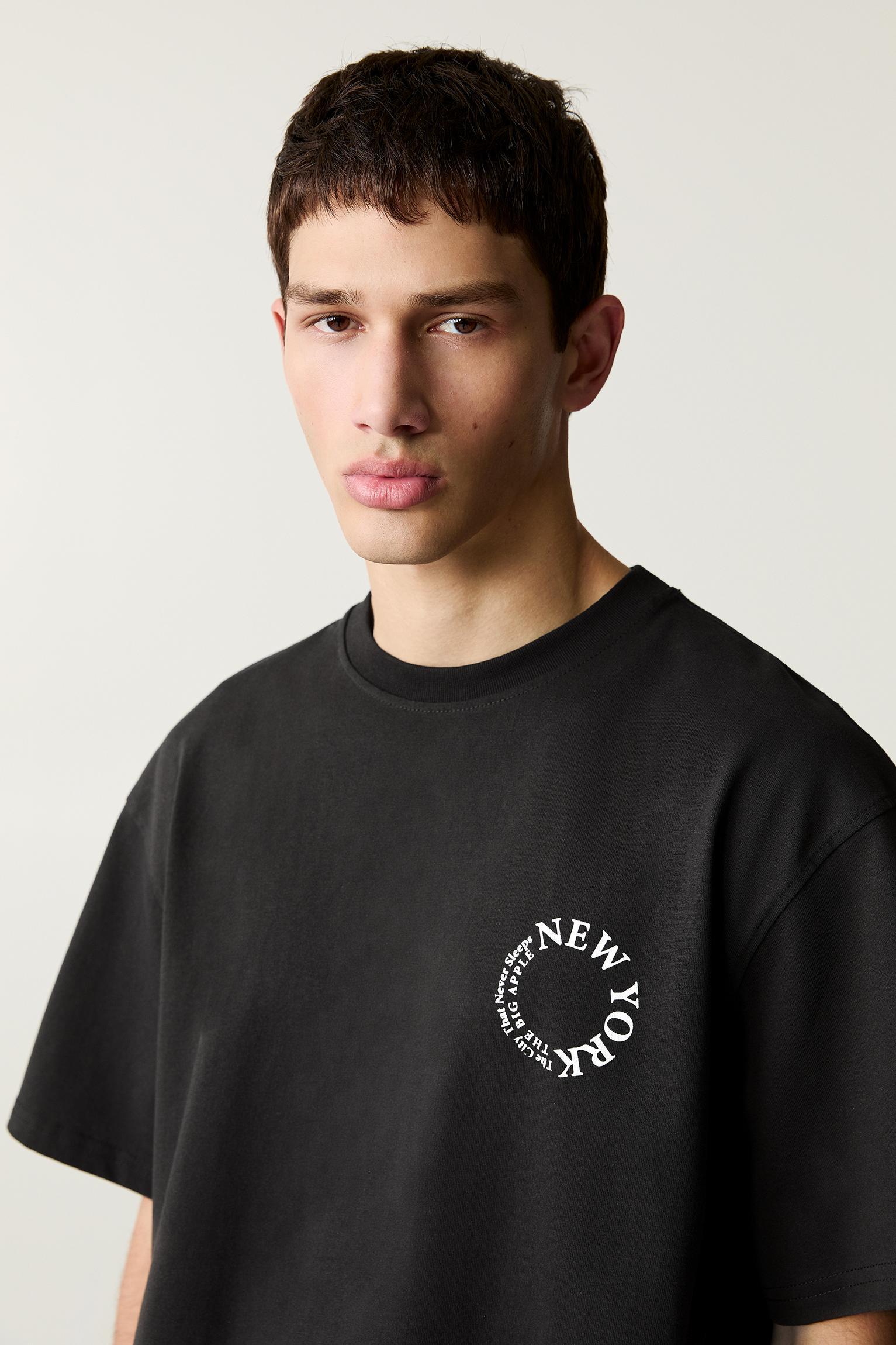 Black New York graphic T-shirt Product Image