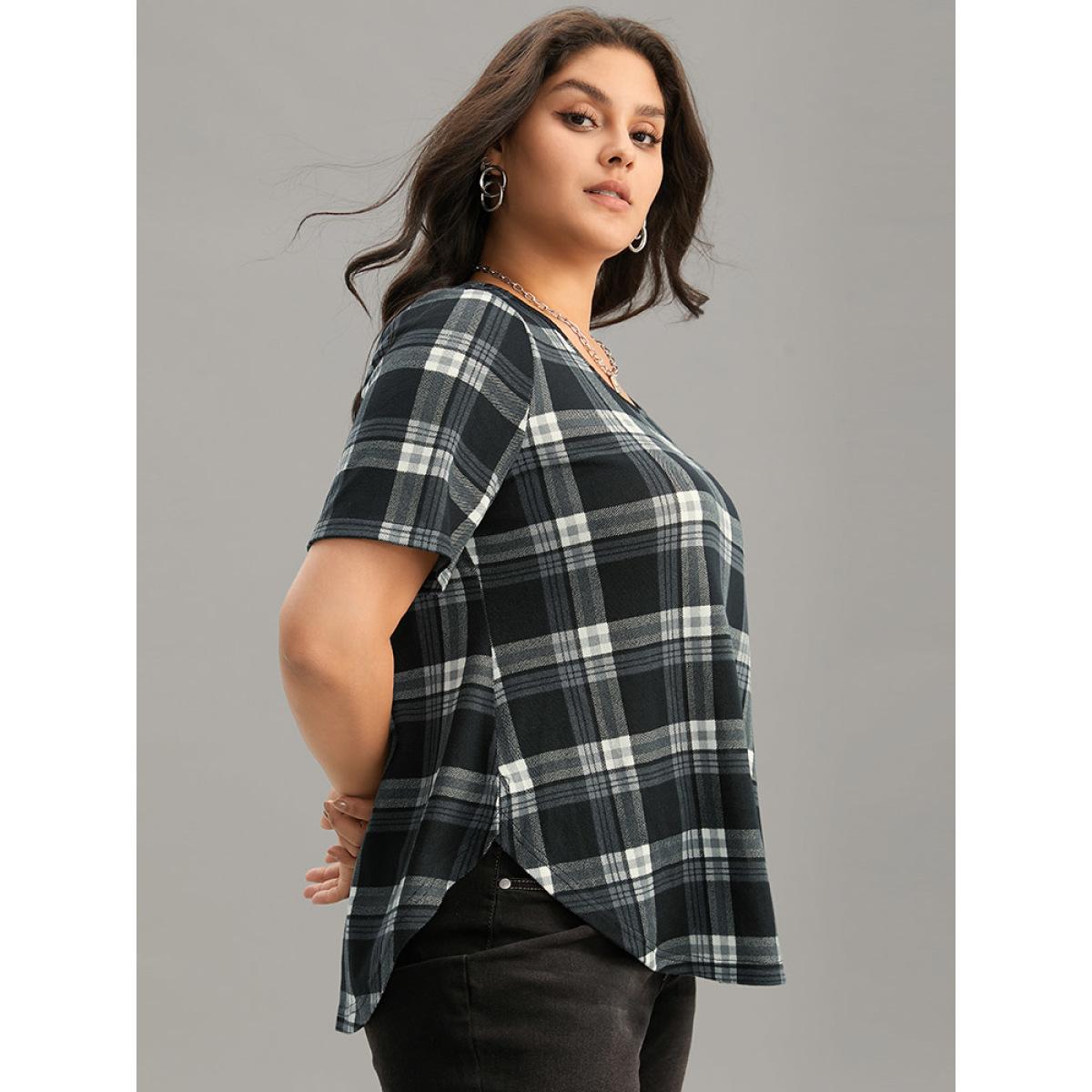 Plus Size Plaid Contrast Crew Neck Curved Hem T-shirt Black Women Casual Contrast Plaid Round Neck Dailywear T-shirts BloomChic 26/4X Product Image