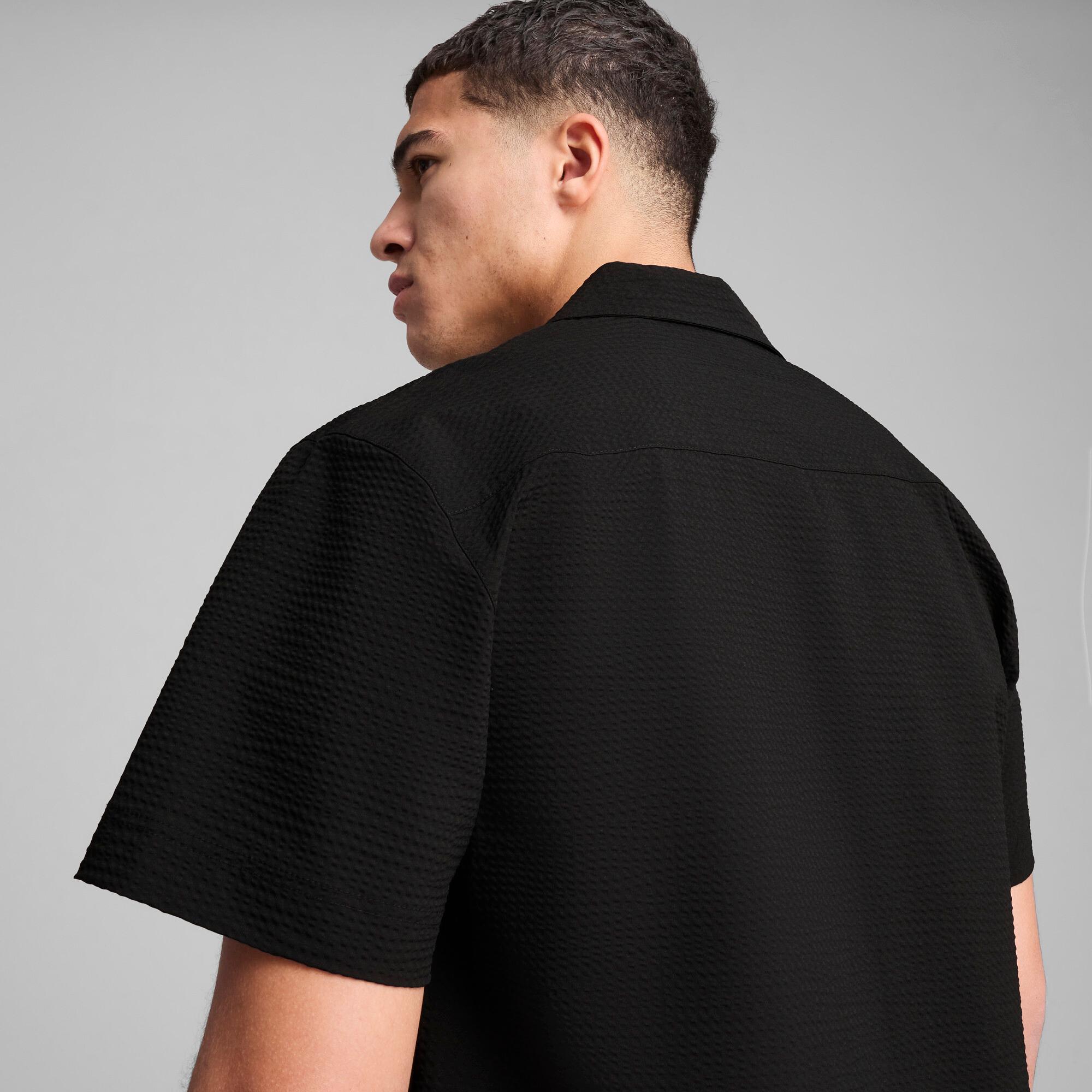 WARDROBE ESSENTIALS Men's Seersucker Relaxed Shirt Product Image