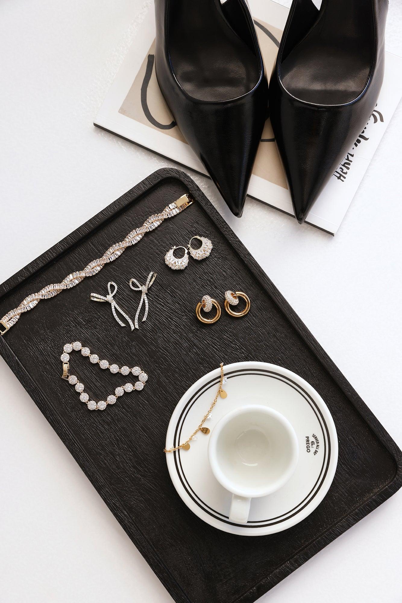 Iconic Babe Earrings Gold Product Image