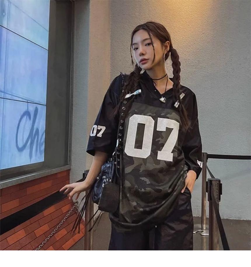 Short-Sleeve V-Neck Camo Print Numbering T-Shirt Product Image