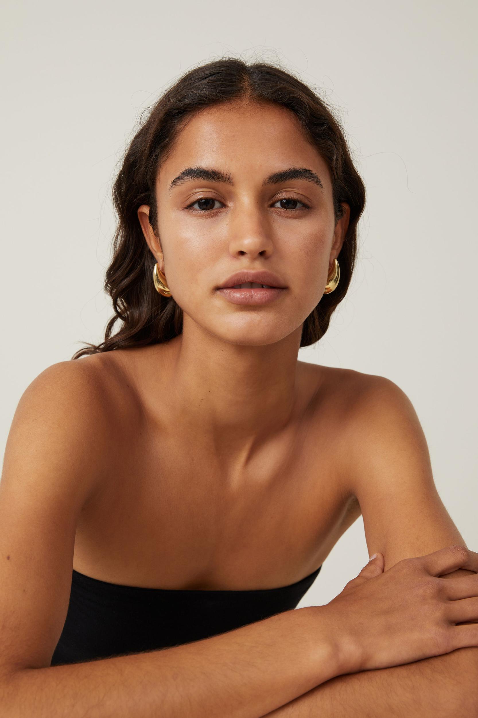 Mid Charm Earring Product Image