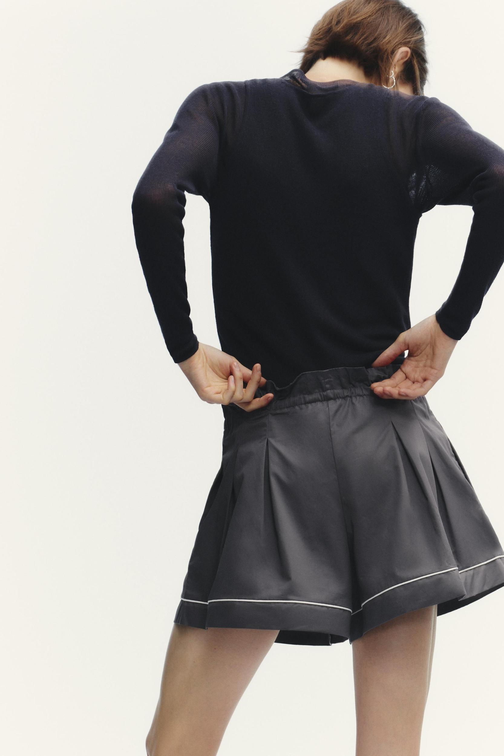 PIPING DETAIL VOLUME SHORTS Product Image