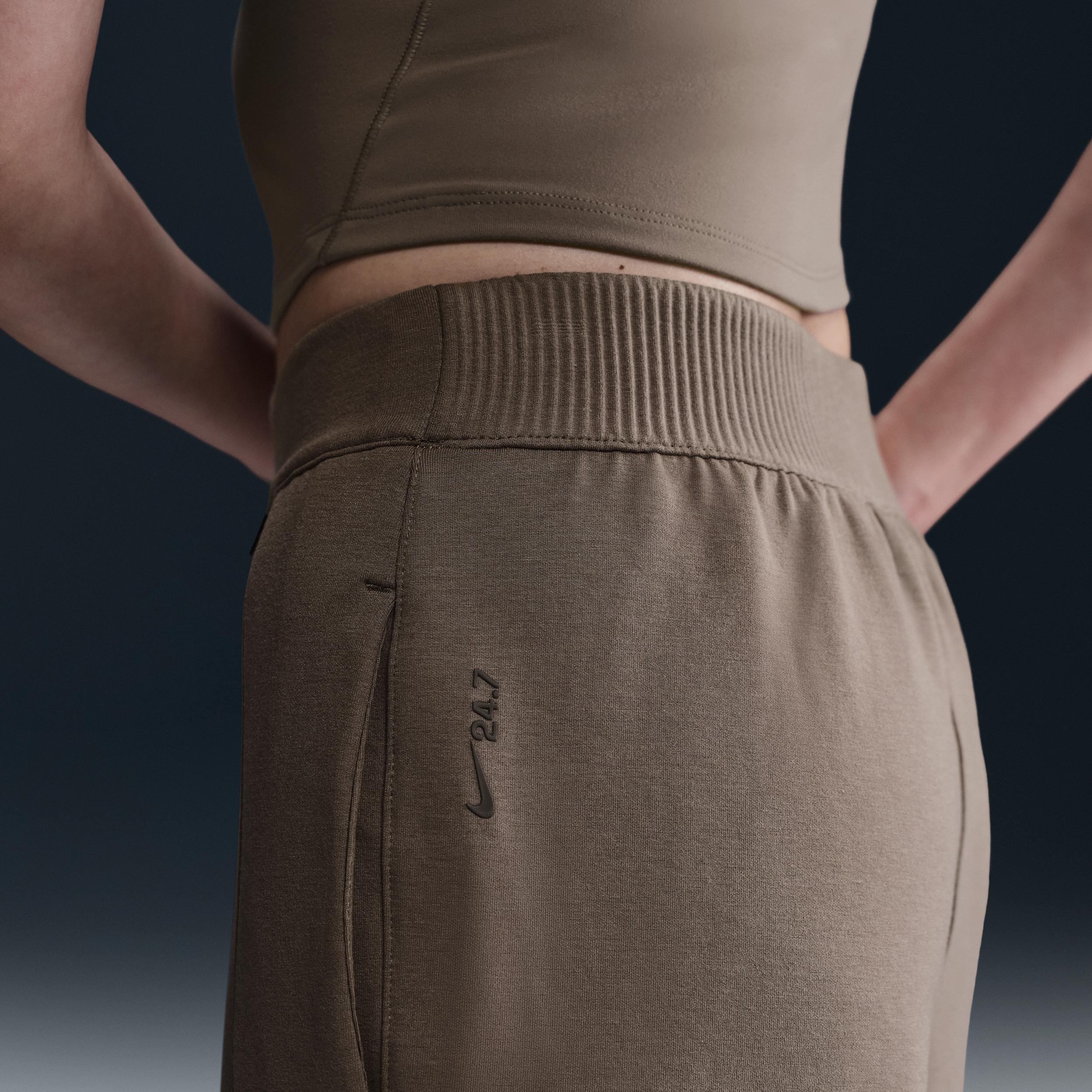 Nike Women's 24.7 ImpossiblySoft Dri-FIT Mid-Rise Jogger Pants Product Image