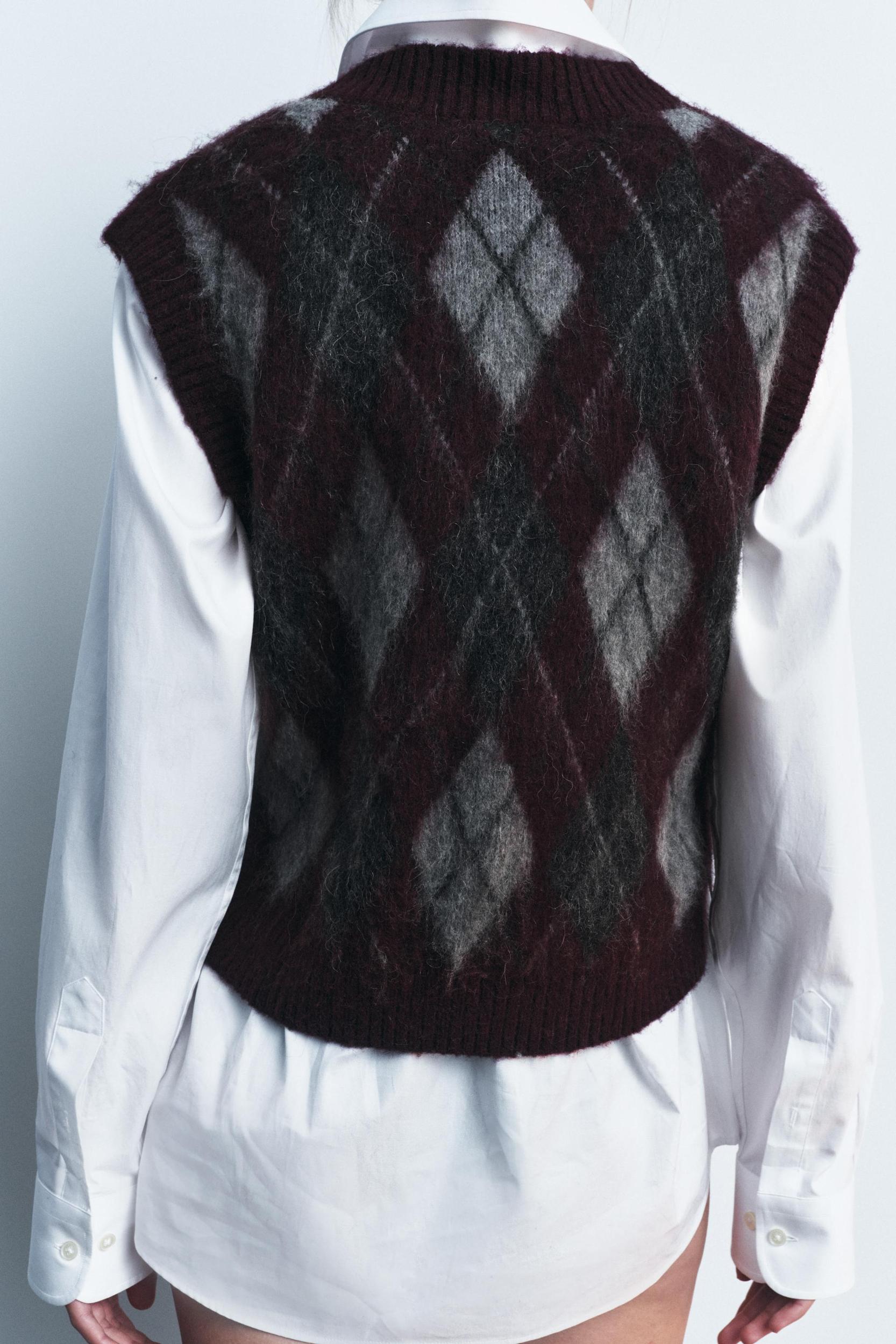 ARGYLE KNIT SWEATER VEST Product Image