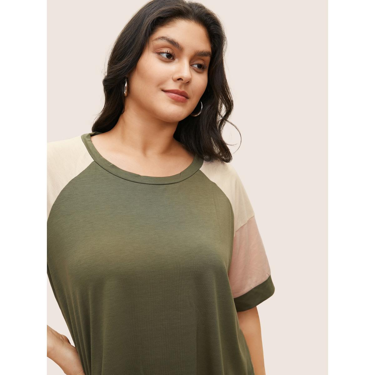 Plus Size Colorblock Contrast Crew Neck Raglan Sleeve T-shirt ArmyGreen Women Casual Contrast Colorblock Everyday T-shirts BloomChic 30/6X Product Image