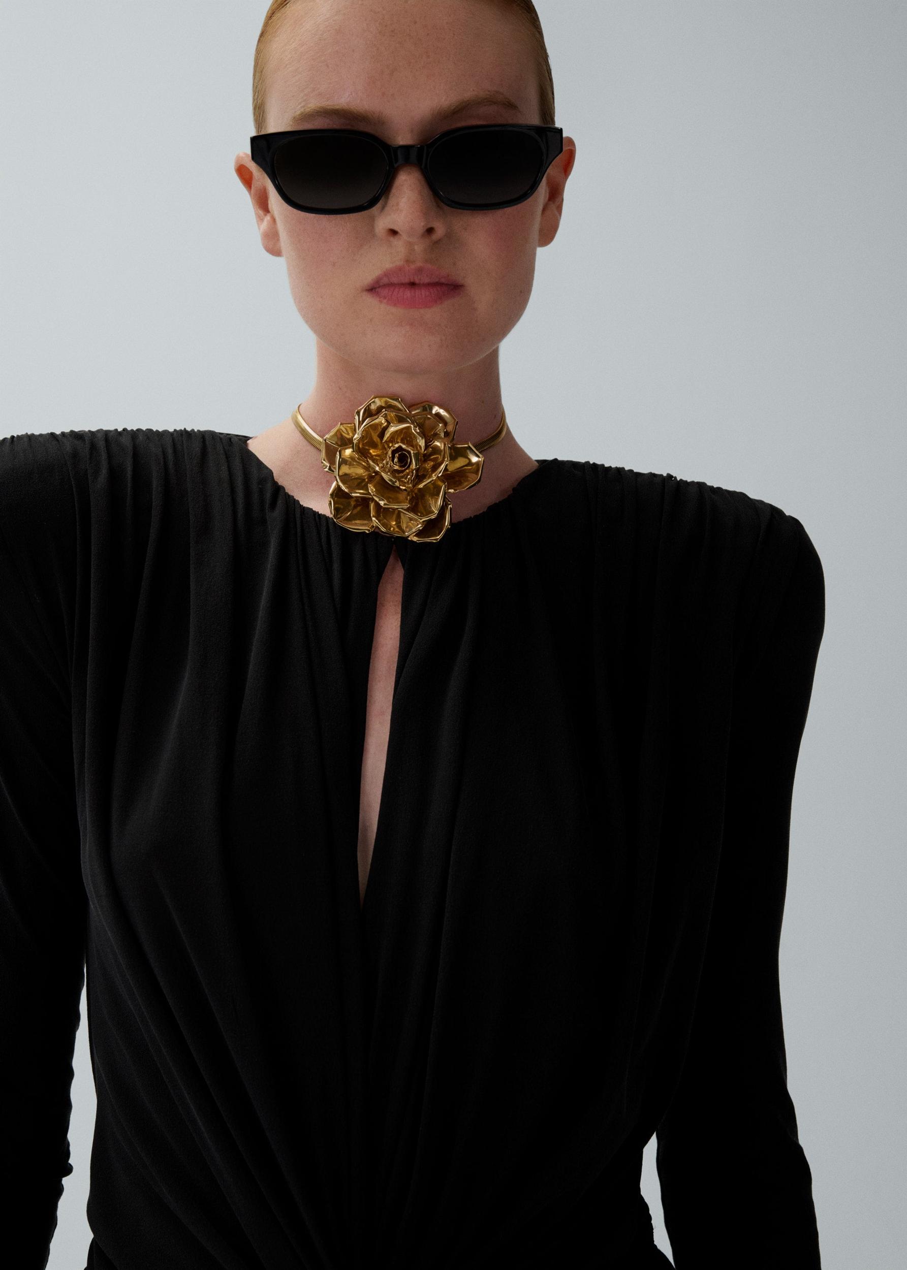 Sculptural rose choker in gold Product Image