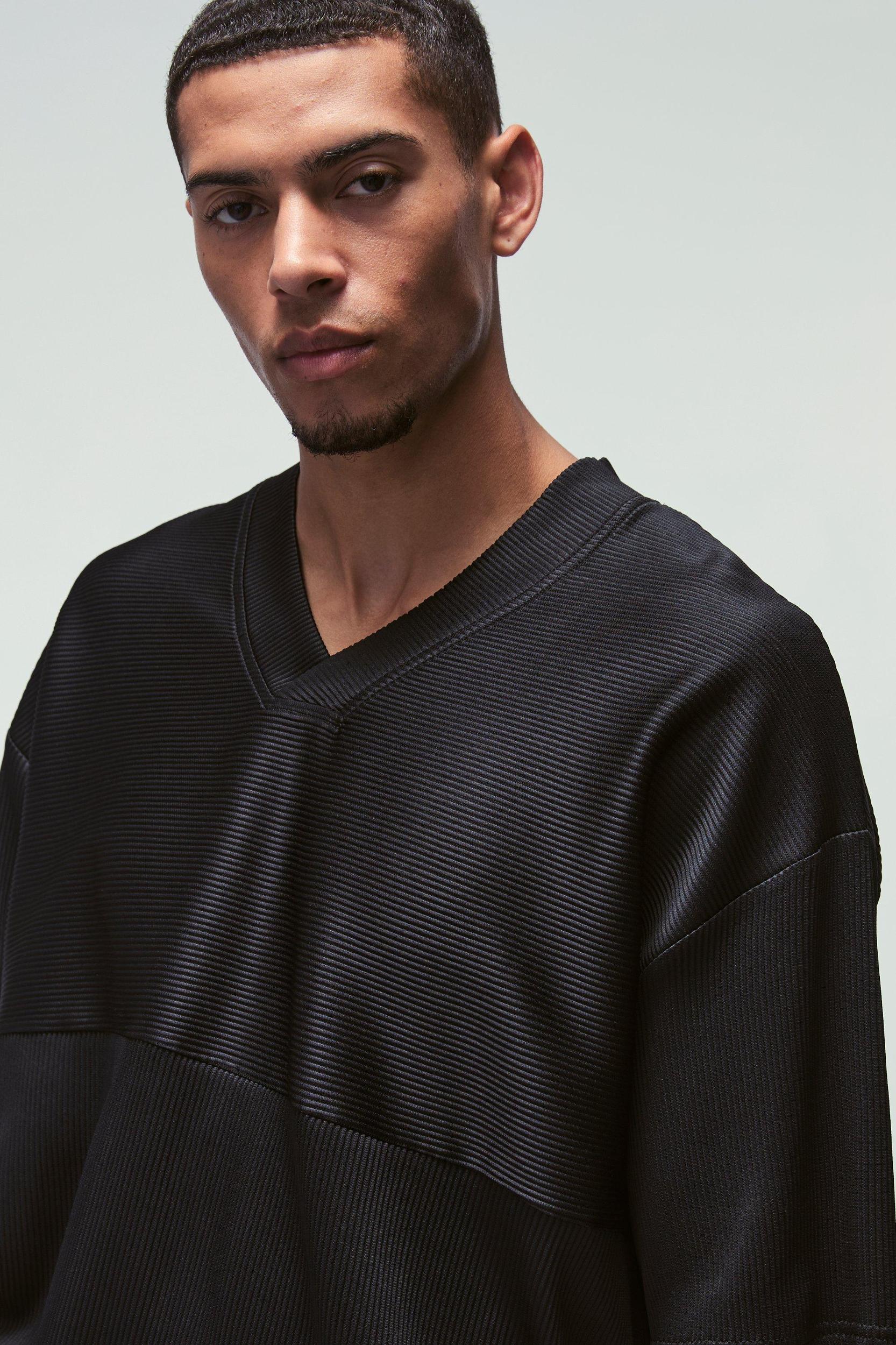 Regular Fit V-Neck Pleated Jersey T-shirt | boohooMAN USA Product Image