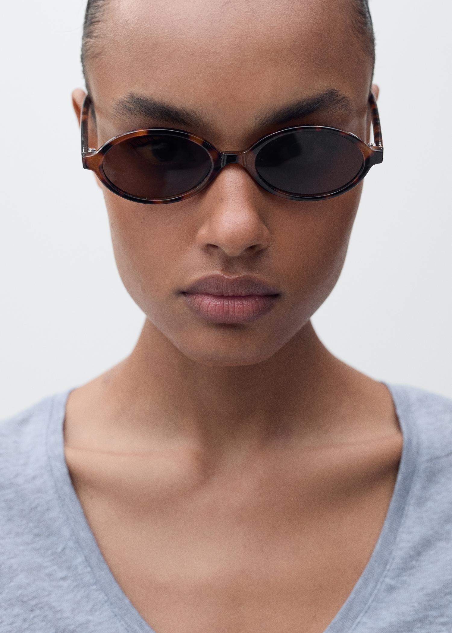 V-neck linen t-shirt - Women | MANGO USA Product Image