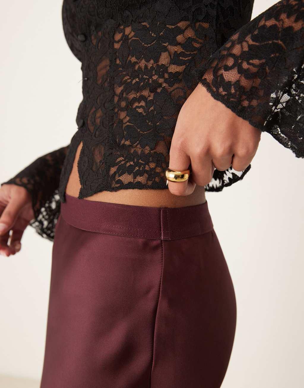 GINA TRICOT satin midi skirt in burgundy Product Image