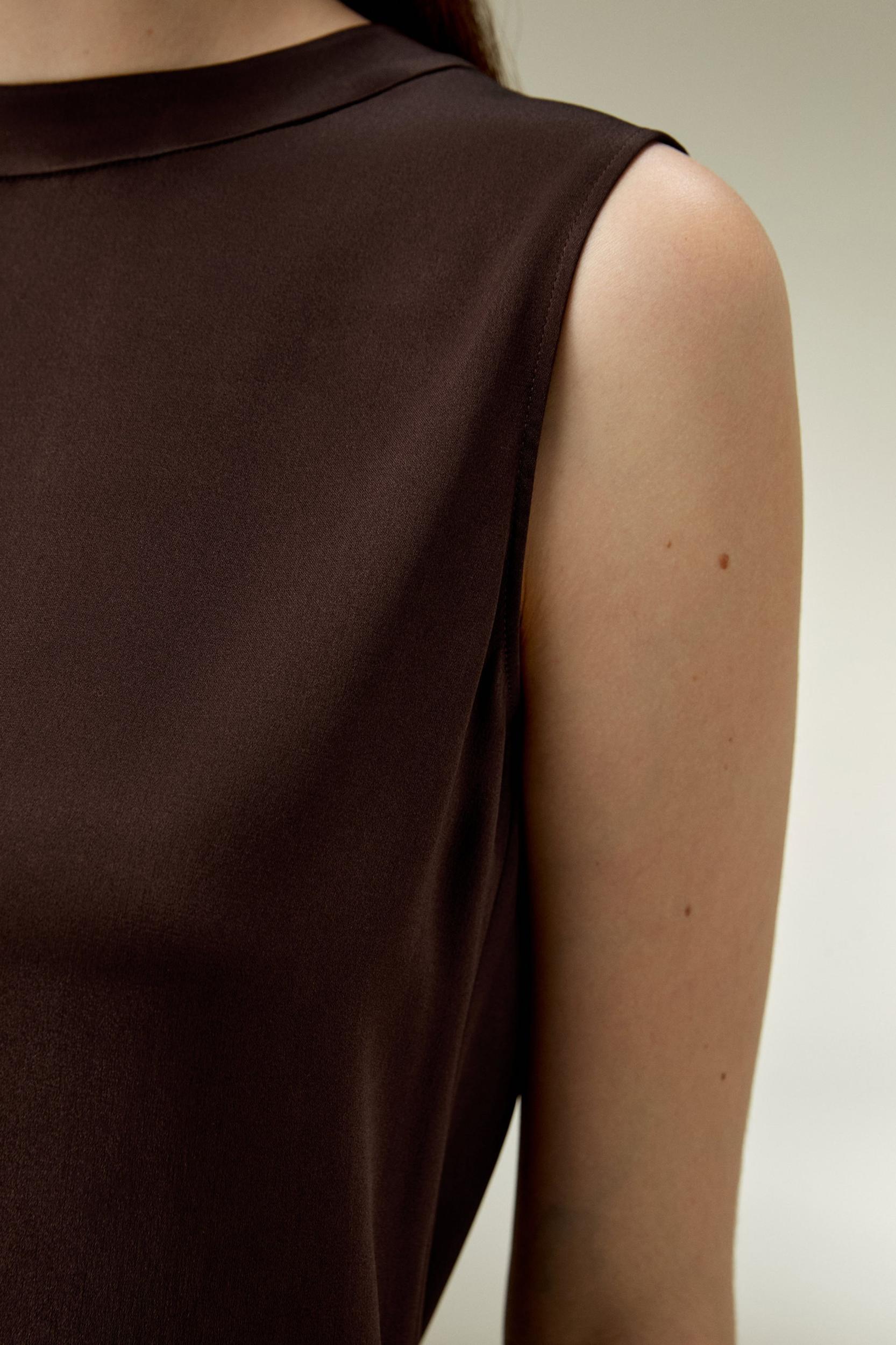 Sleeveless round neck silk top Product Image