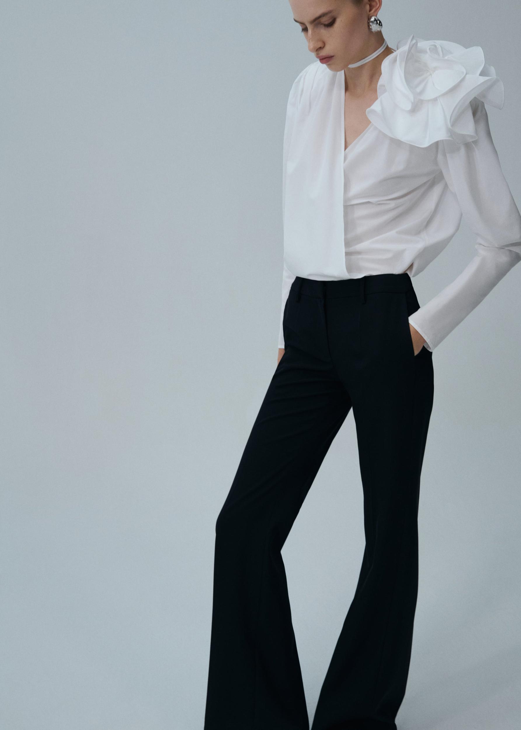 Classic cotton flower blouse in white Product Image