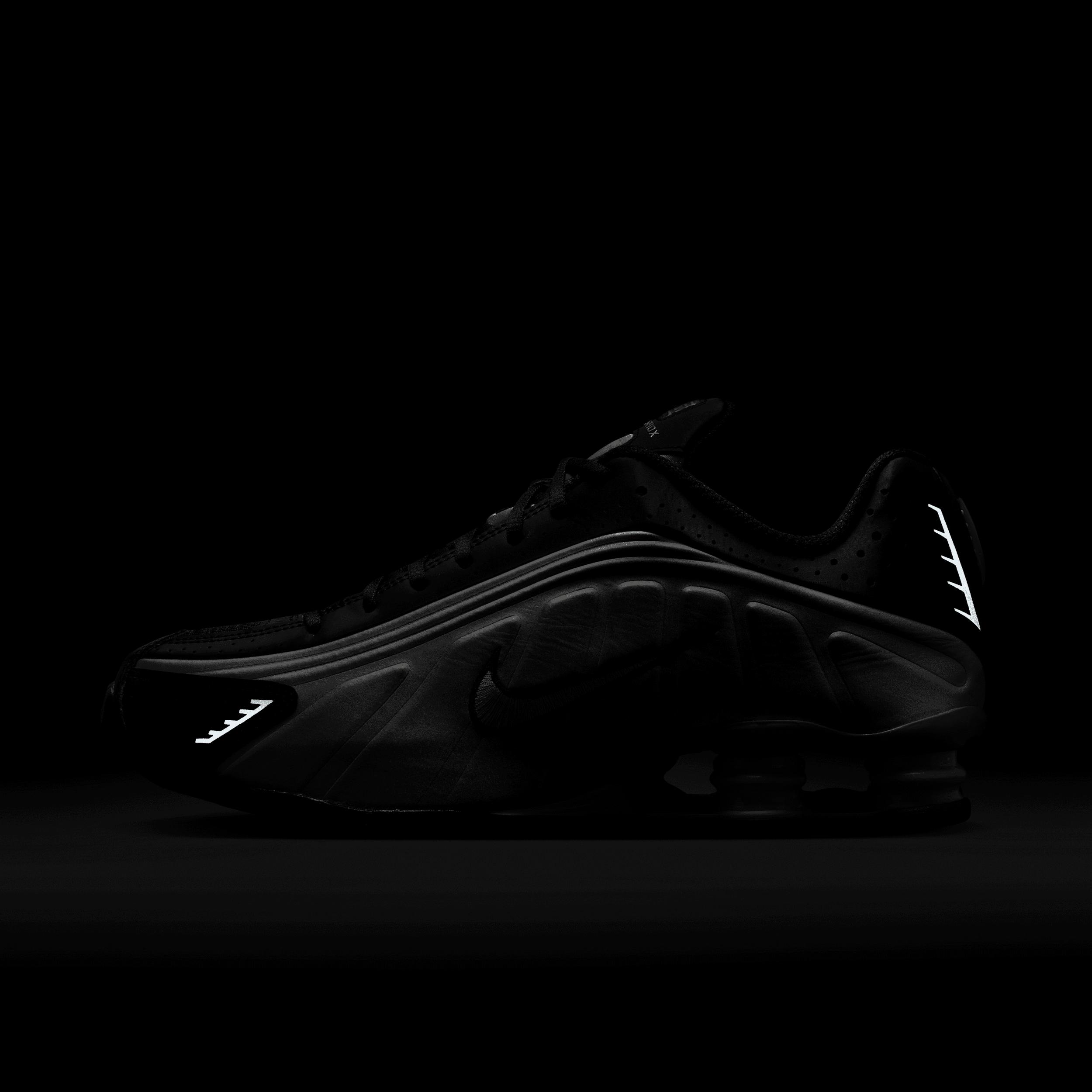 Nike Men's Shox R4 Shoes Product Image