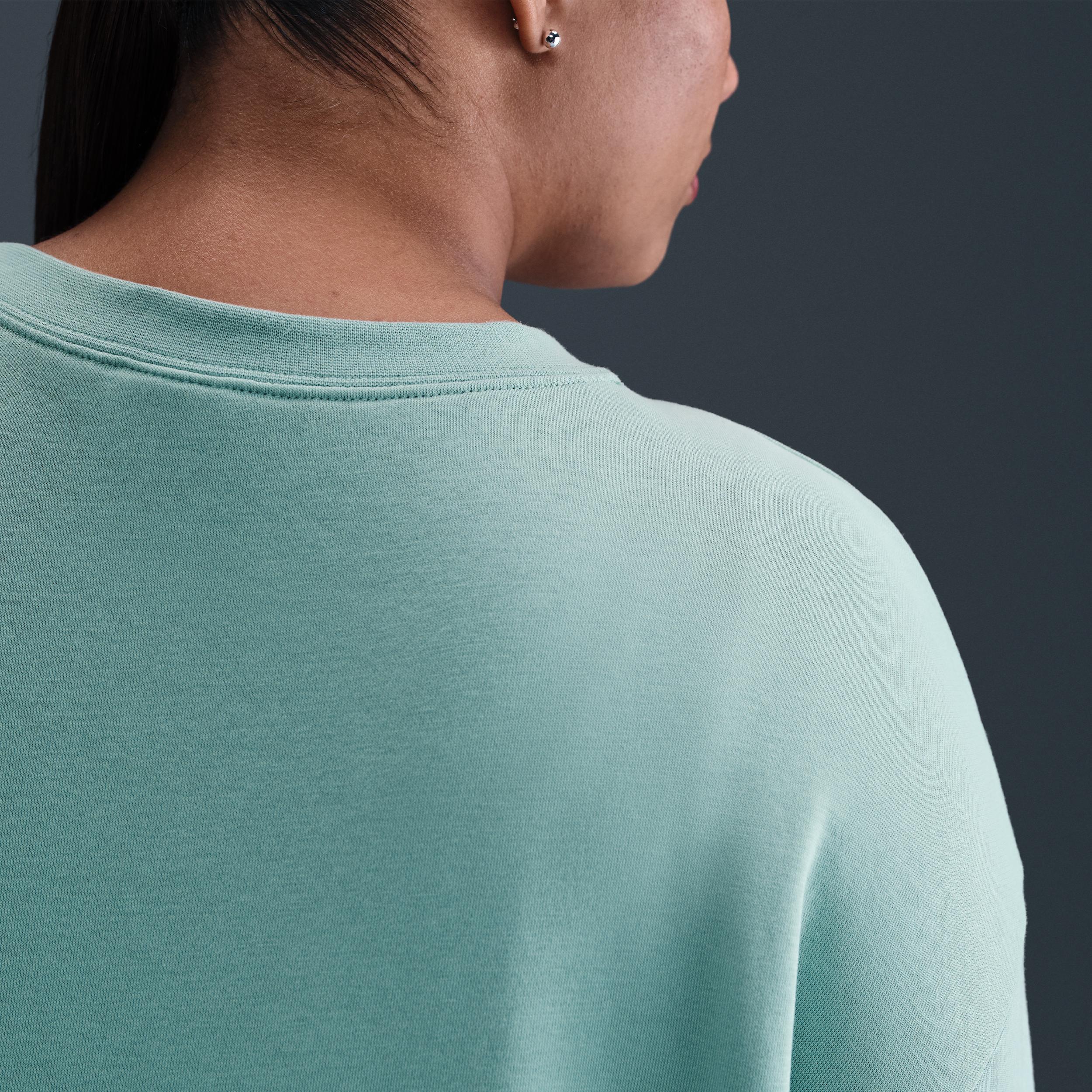 Women's Nike Sportswear Club Fleece Loose Crew-Neck Sweatshirt (Plus Size) Product Image