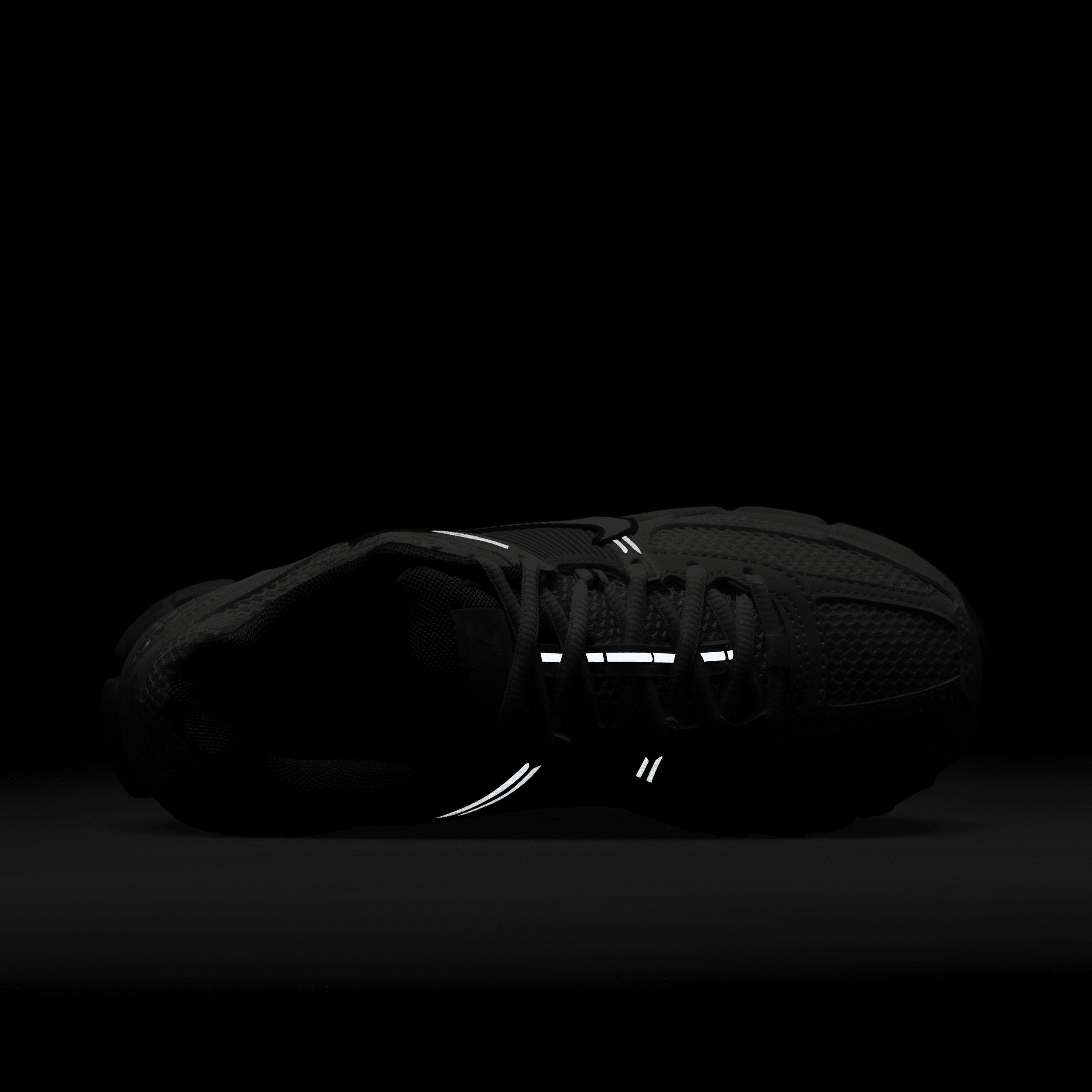 Nike Womens Zoom Vomero Shoes | FD0884-025 Product Image