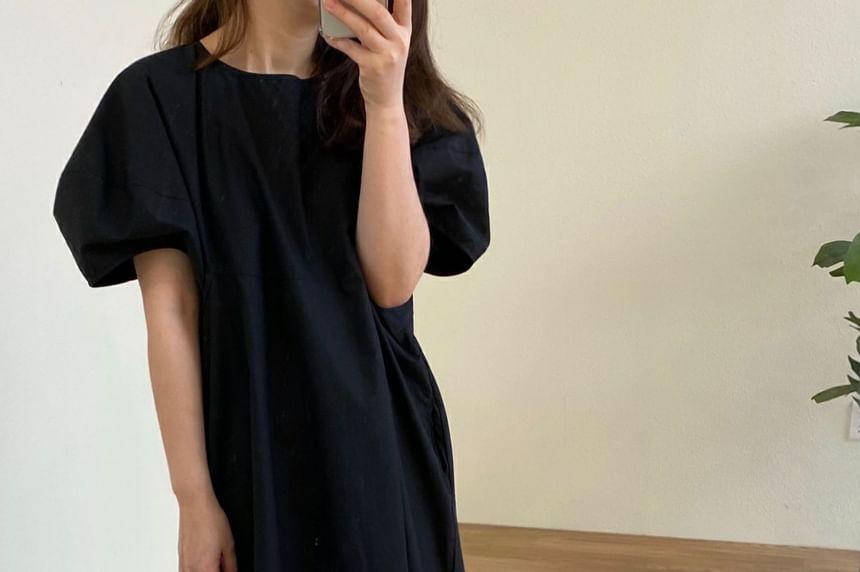 Puff-Sleeve Plain Midi Dress Product Image