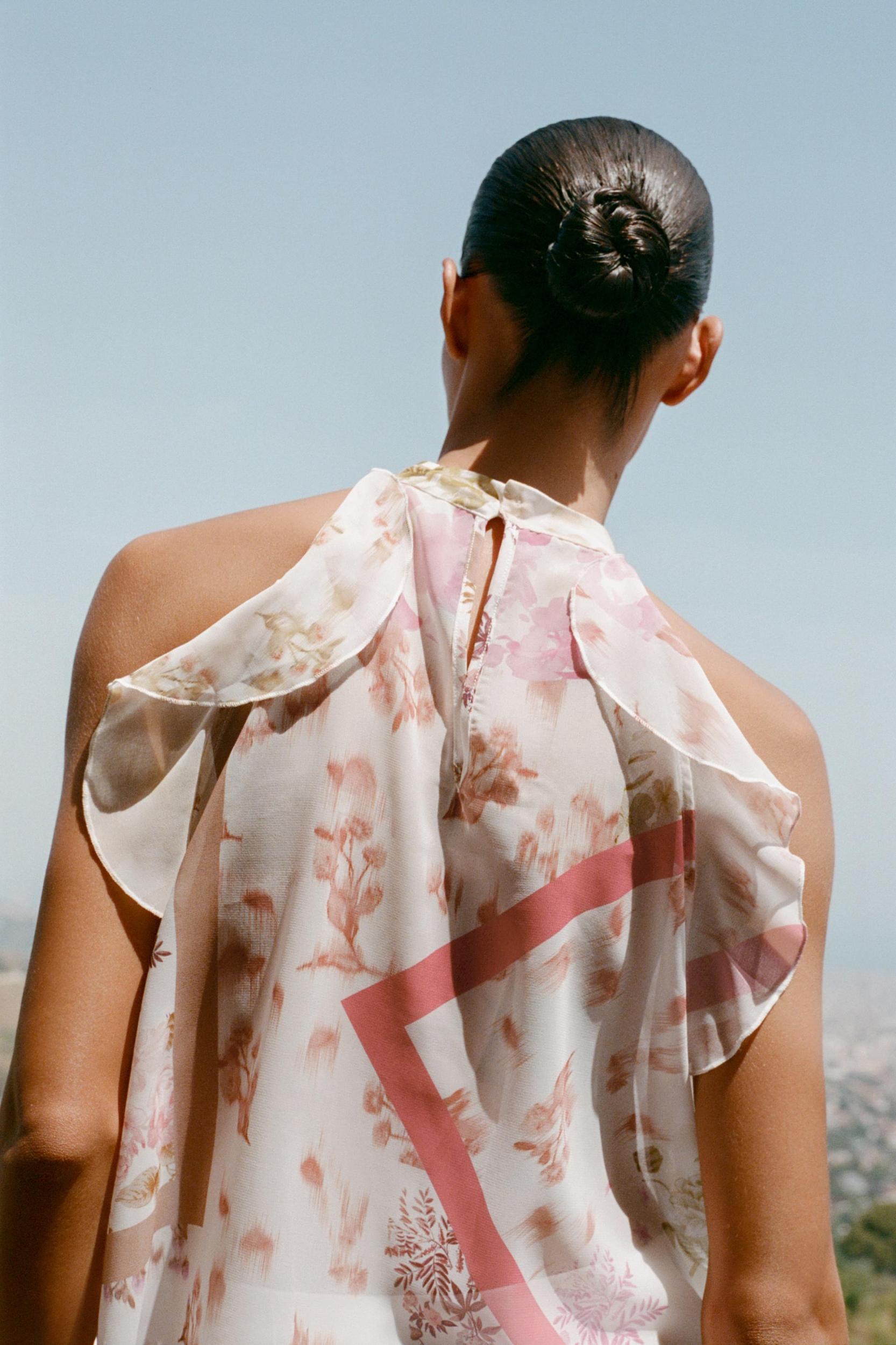 FLORAL PRINT RUFFLED TOP Product Image