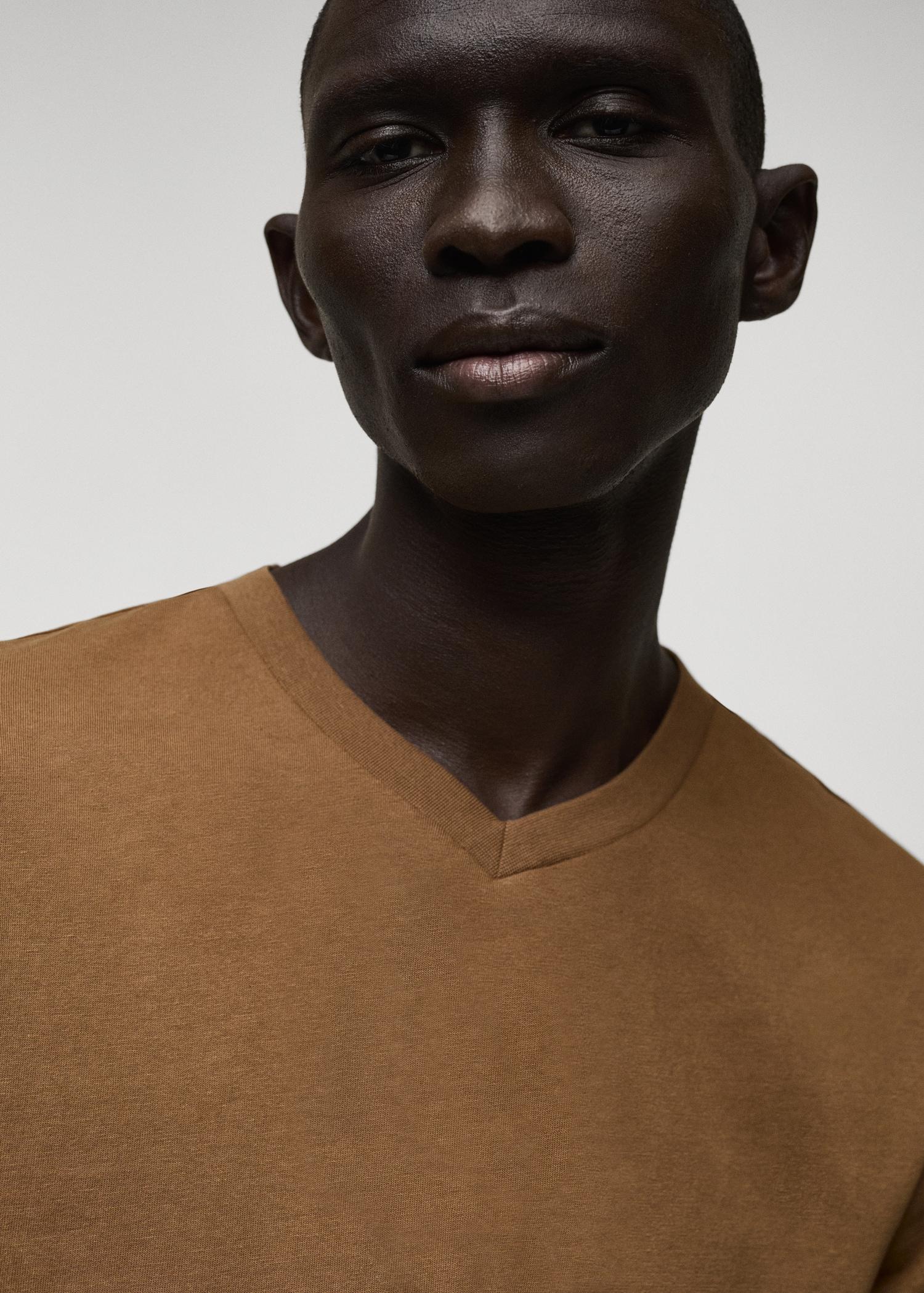 100% cotton slim-fit V-neck t-shirt - Men | MANGO USA Product Image