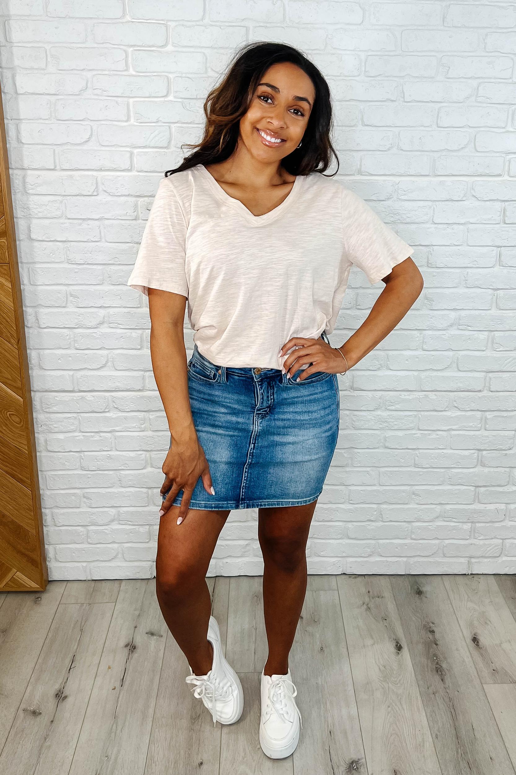 15285   Annie Mid-Rise Cell Phone Pocket Dad Judy Blue Jeans Shorts Product Image