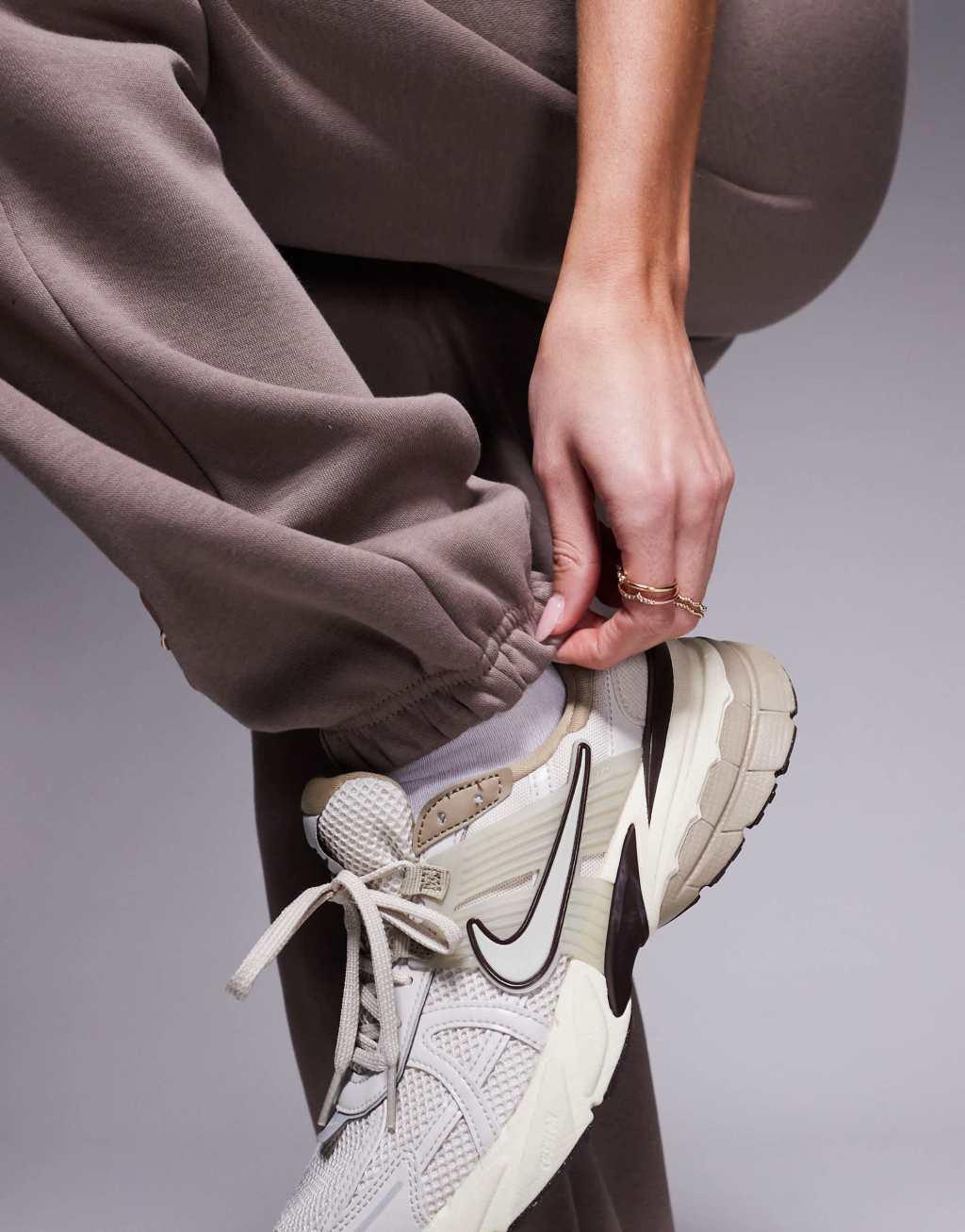 Nike Phoenix Fleece tapered sweatpants in brown Product Image